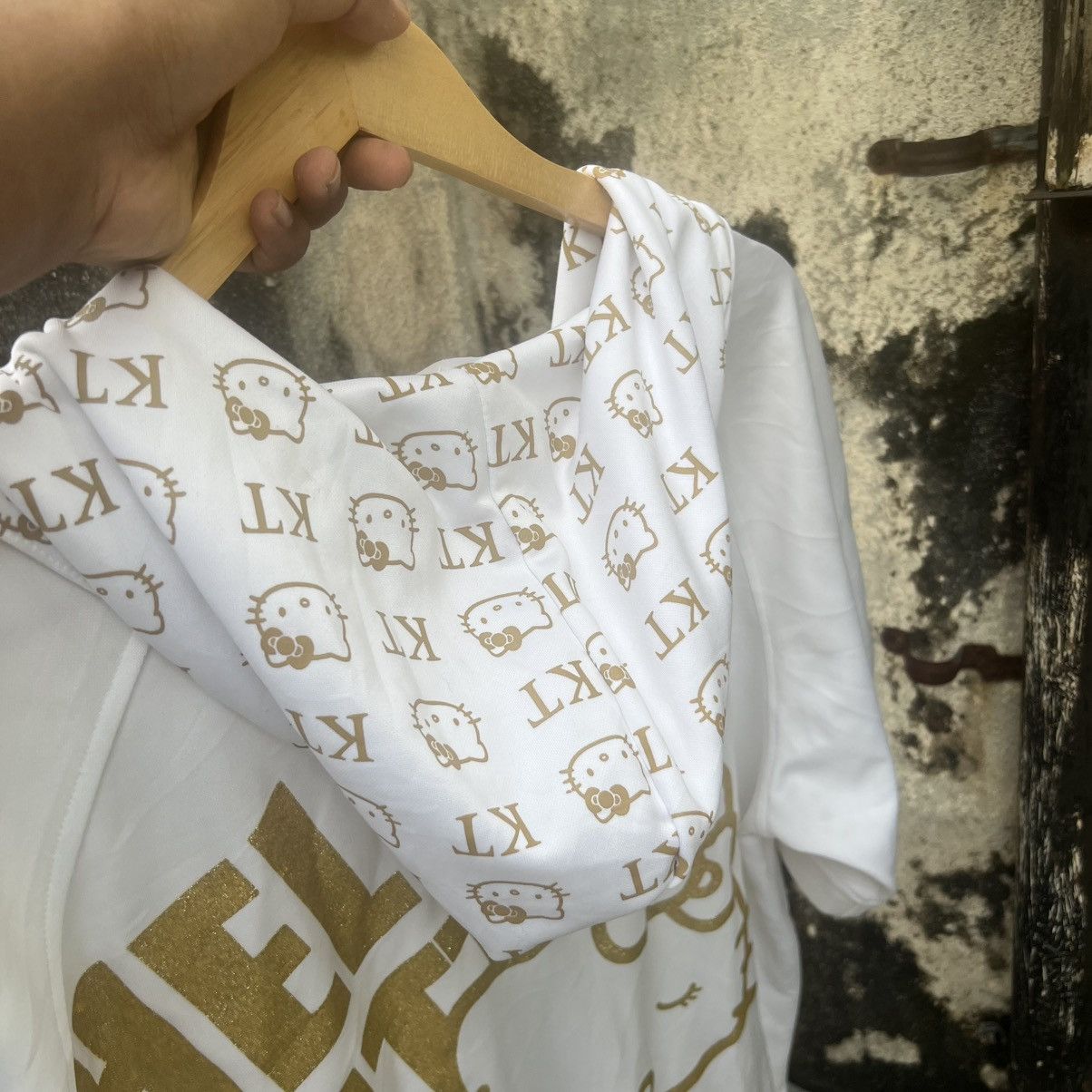 Anime × Japanese Brand × Vintage “HELLOKITTY” SHORT SLEEVE BACKHIT HOODIE Size US XXL / EU 58 / 5 - 14 Thumbnail