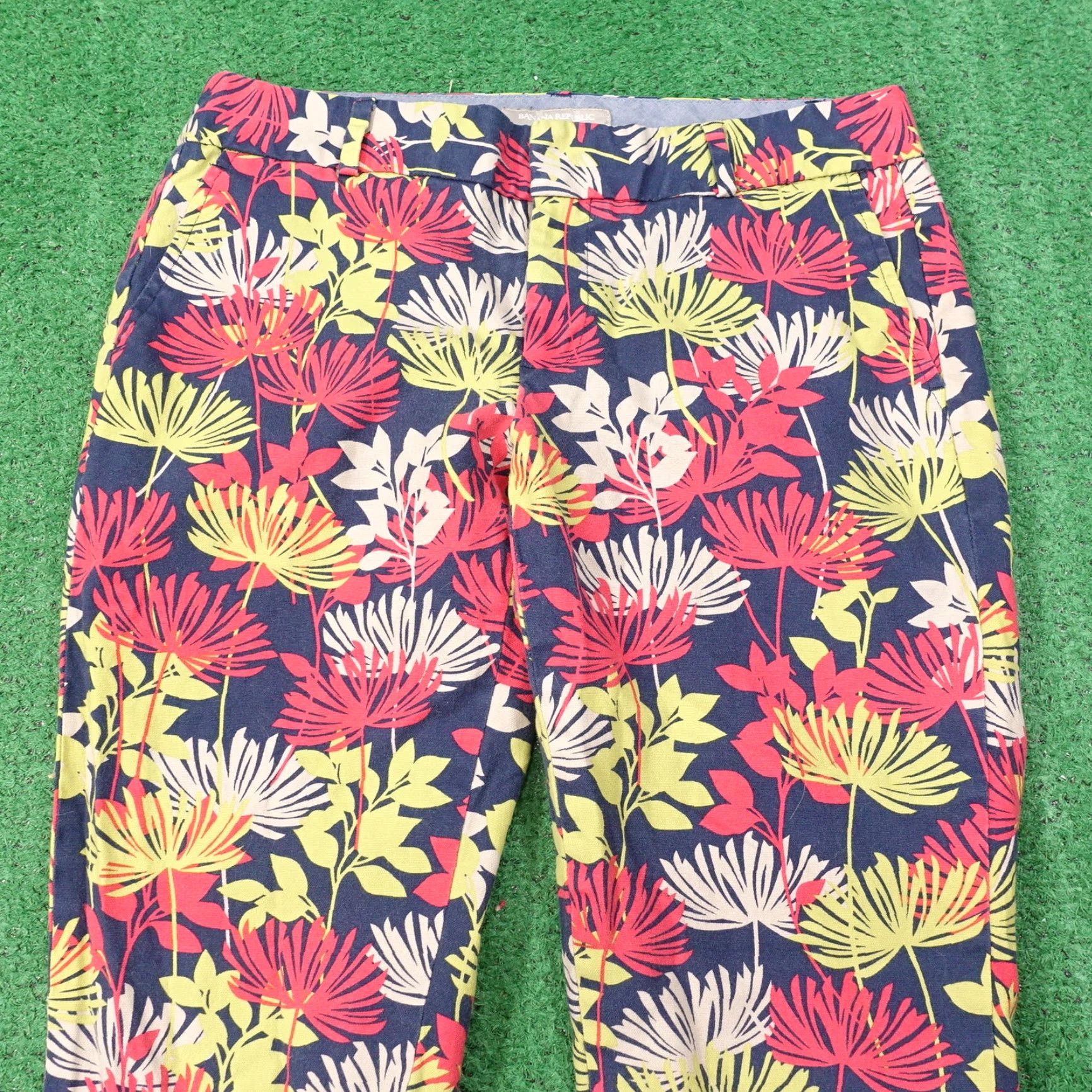 Banana Republic Vintage Banana Republic Women's Cropped Chino Pants Size 2 Floral Cotton Regular Fit Size 26" / US 2 / IT 38 - 2 Thumbnail