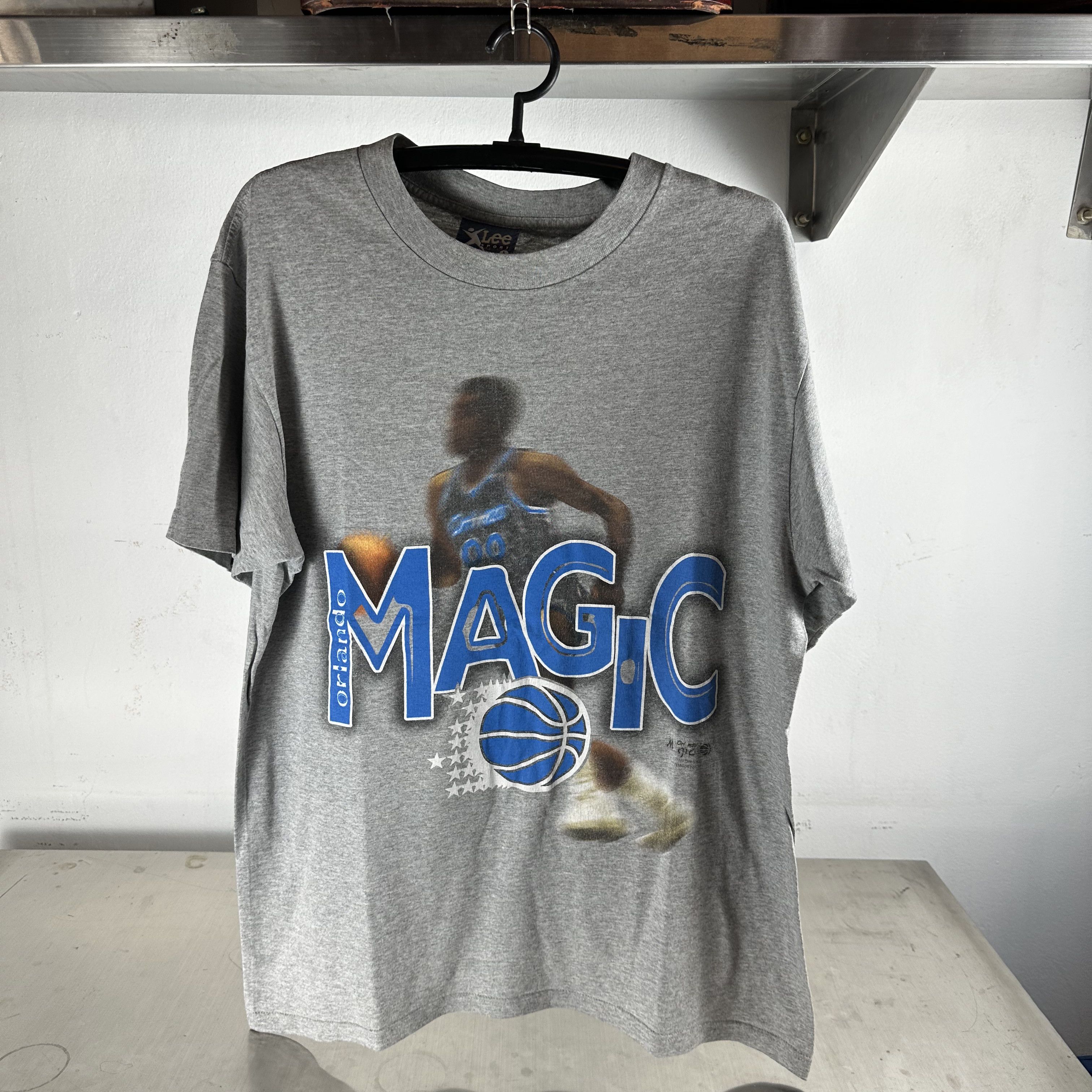 Vintage ​Vintage 90s Orlando Magic Basketball NBA Graphic T-shirt Size US XL / EU 56 / 4 - 1 Thumbnail