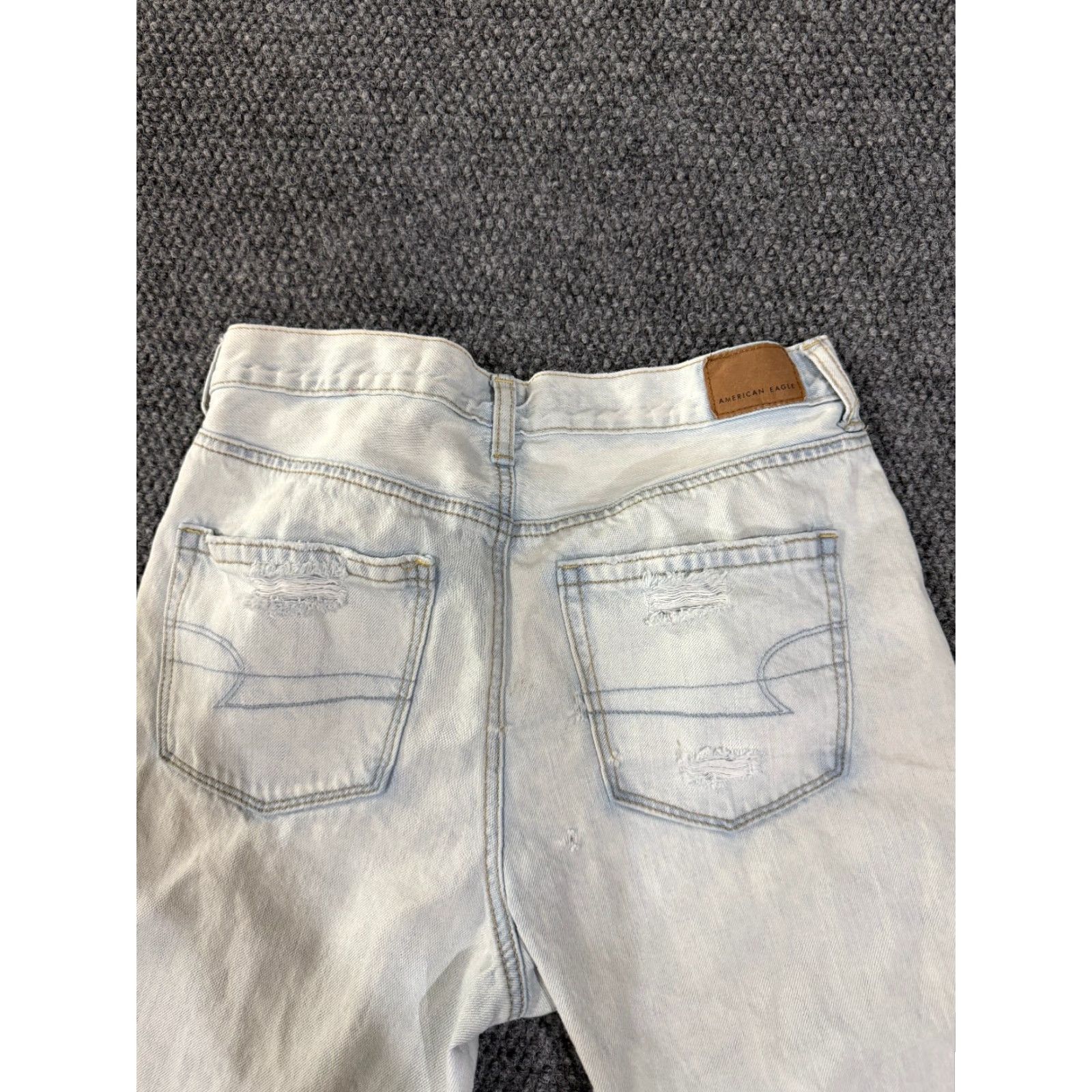 American Eagle Outfitters American Eagle Outfitters Jeans Womens 6 Short Light Wash Distressed Mom Jean Raw Hem 90s Size 28" / US 6 / IT 42 - 7 Thumbnail