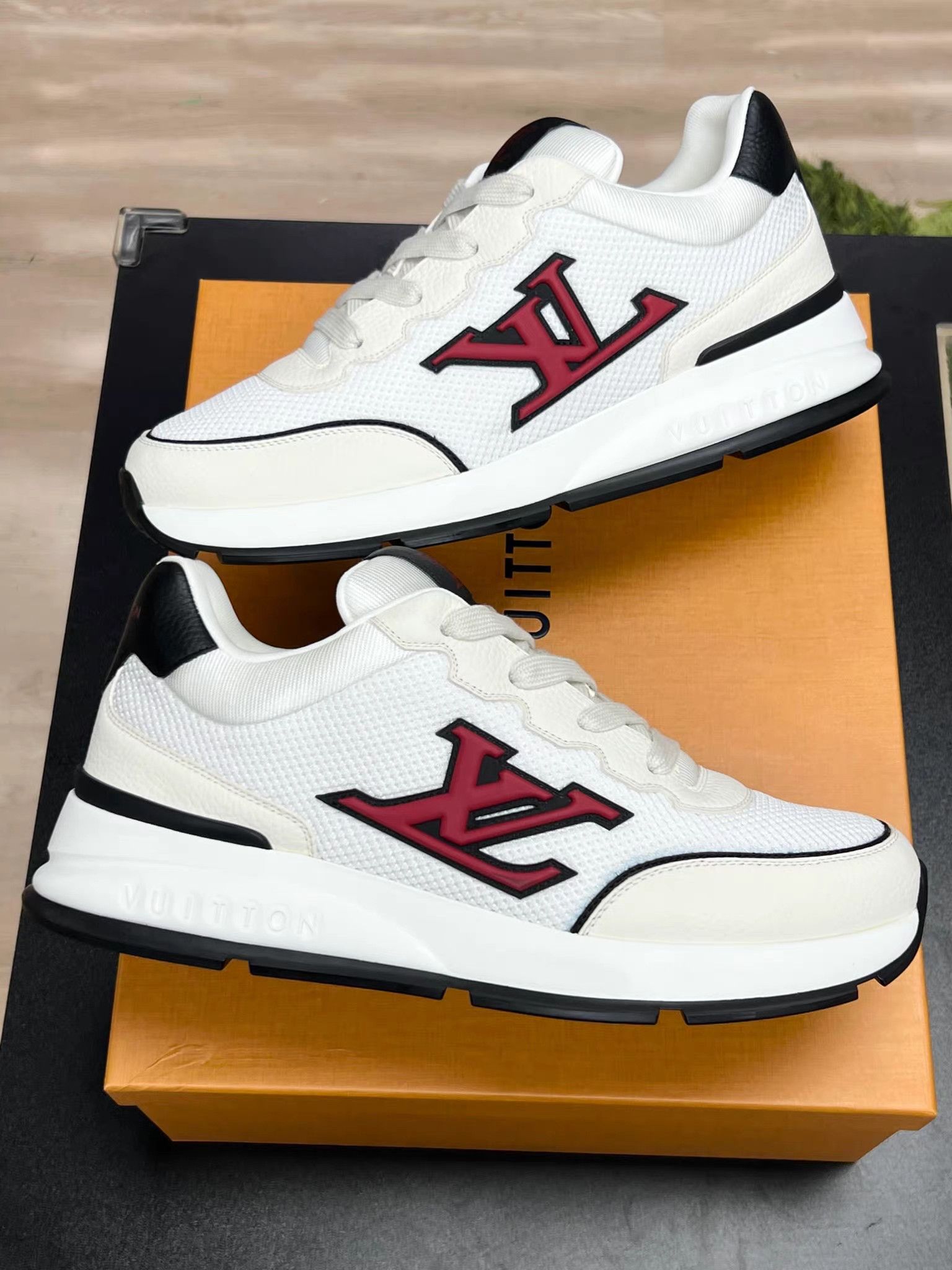 Louis Vuitton LV Classic Sneakers K15 Size US 10 / EU 43 - 5 Thumbnail