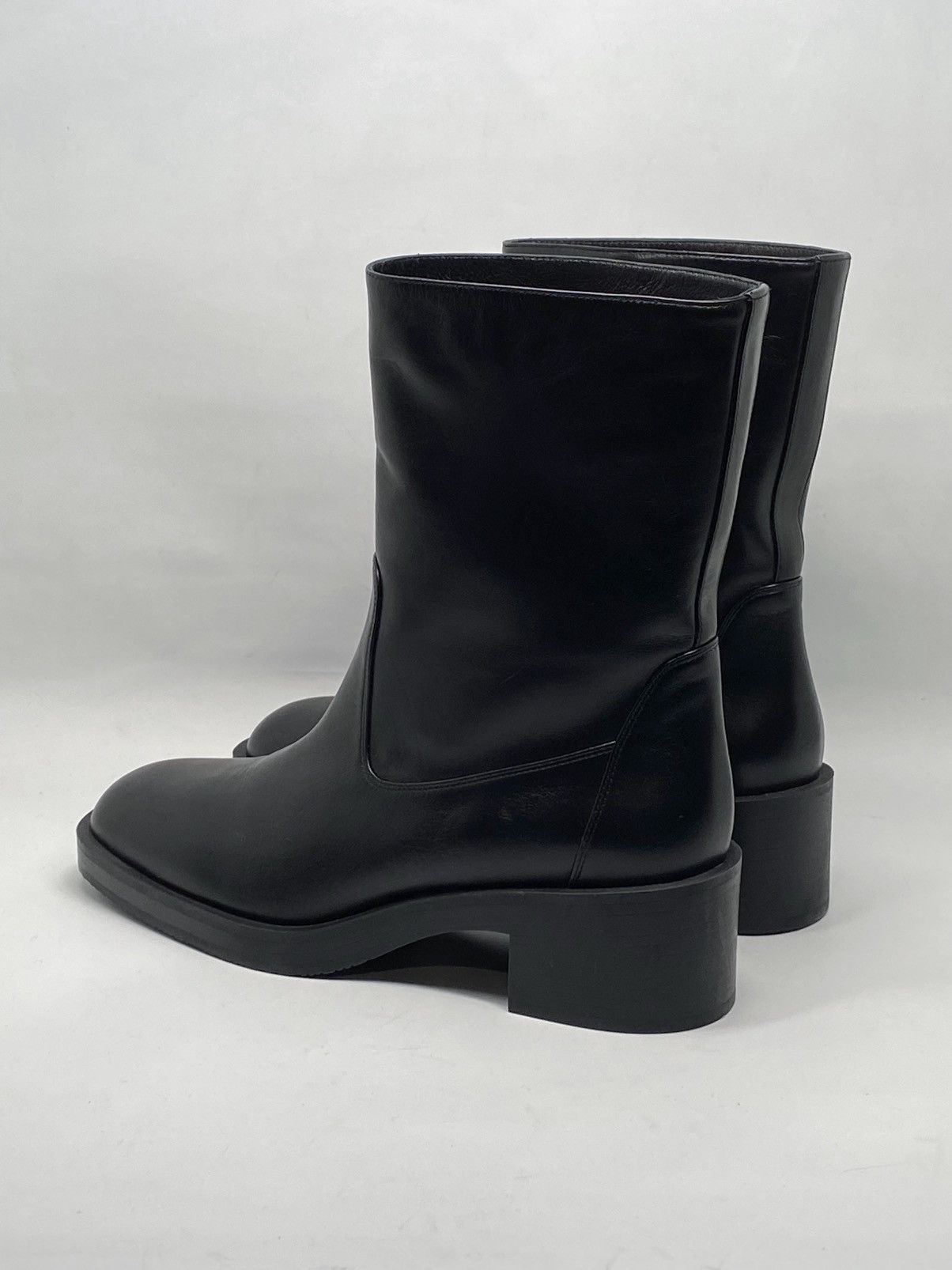 Stuart Weitzman Stuart Weitzman Calfskin Ankle Boots size 9 Size US 9 / IT 39 - 7 Thumbnail
