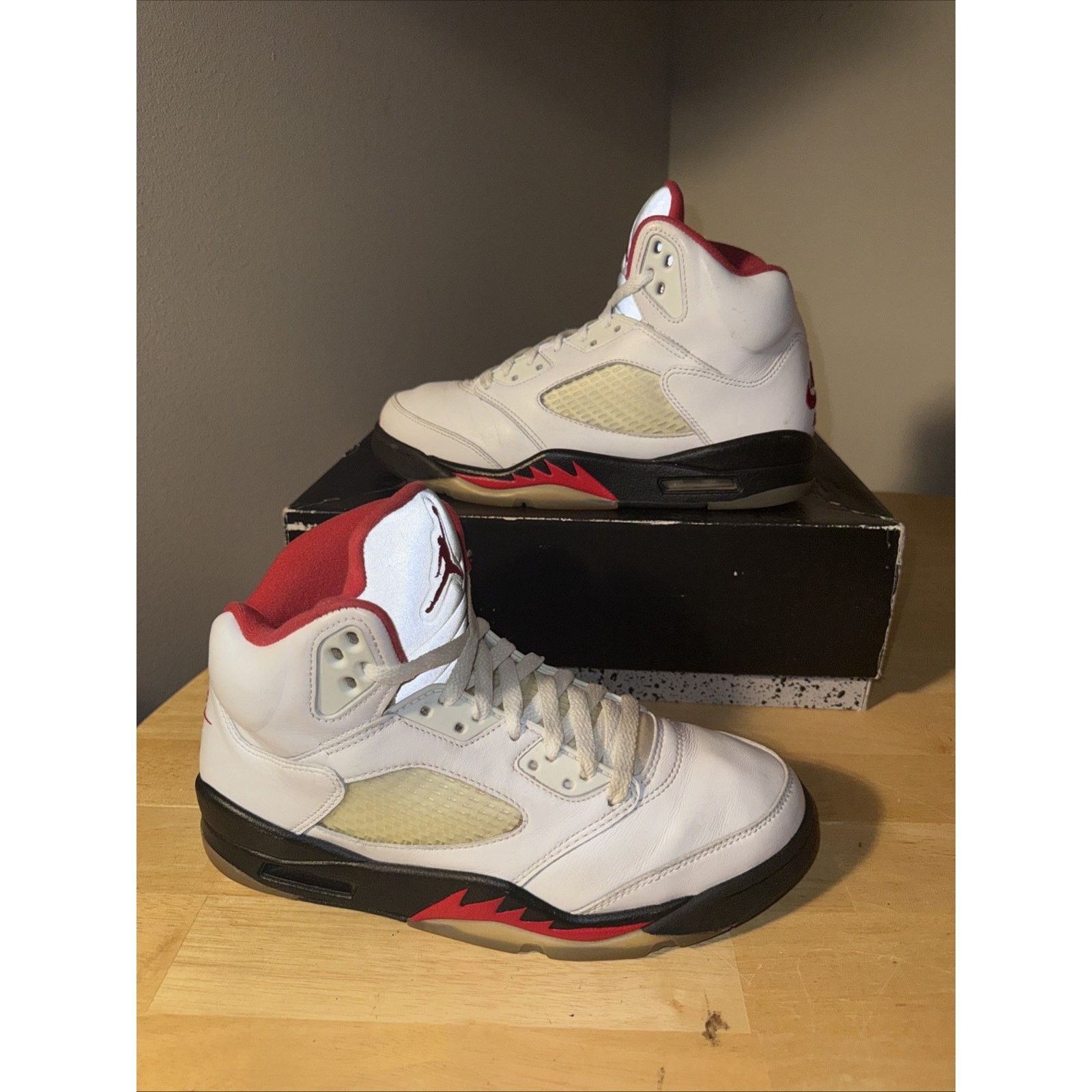 Jordan Brand Size 7.5 Men- Jordan 5 Retro Mid Fire Red OG BOX LACE LOCKS Size US 7.5 / EU 40-41 - 3 Thumbnail