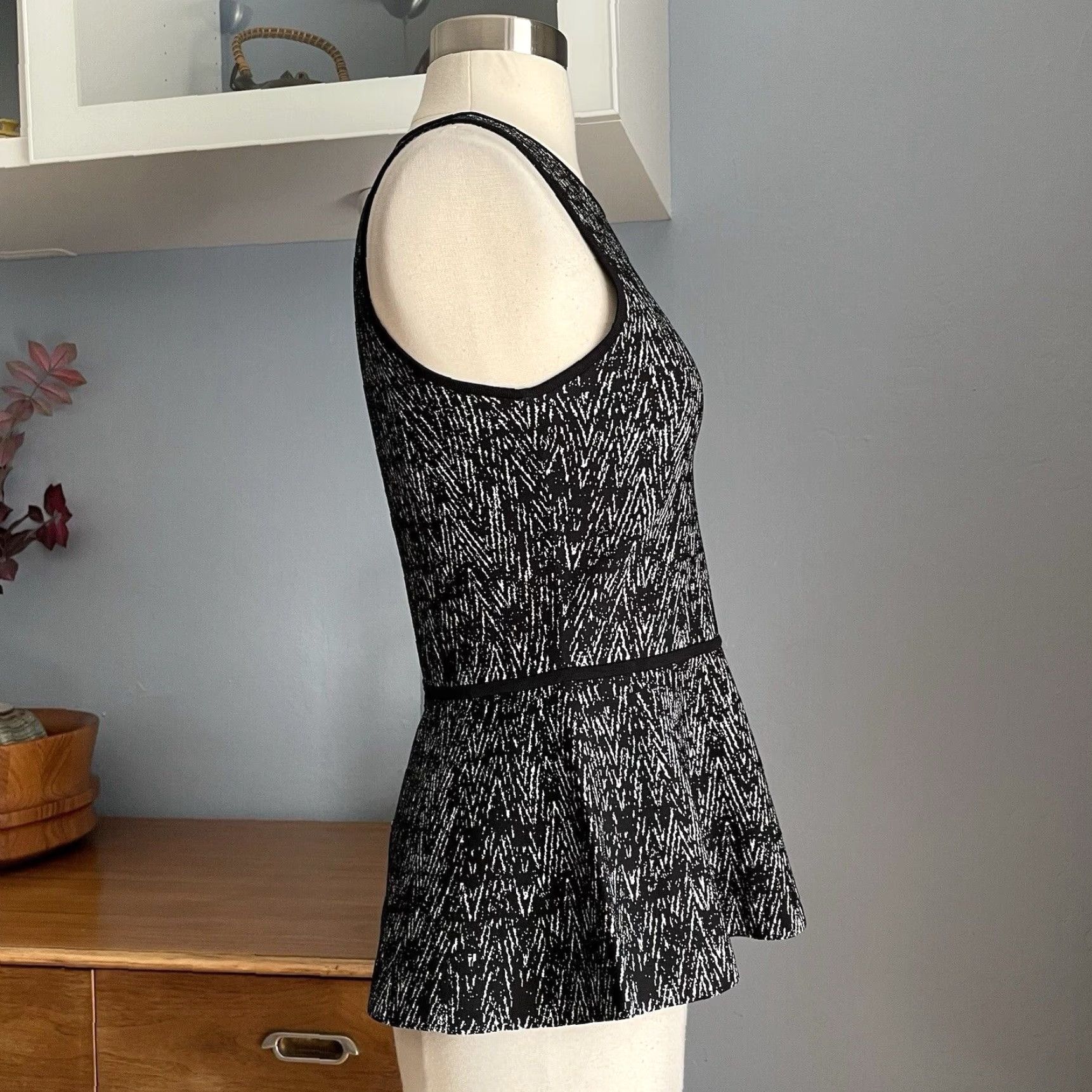 Roland Mouret Roland Mouret Blouse Sleeveless Knit Peplum Top Black White S Women Size S / US 4 / IT 40 - 5 Thumbnail