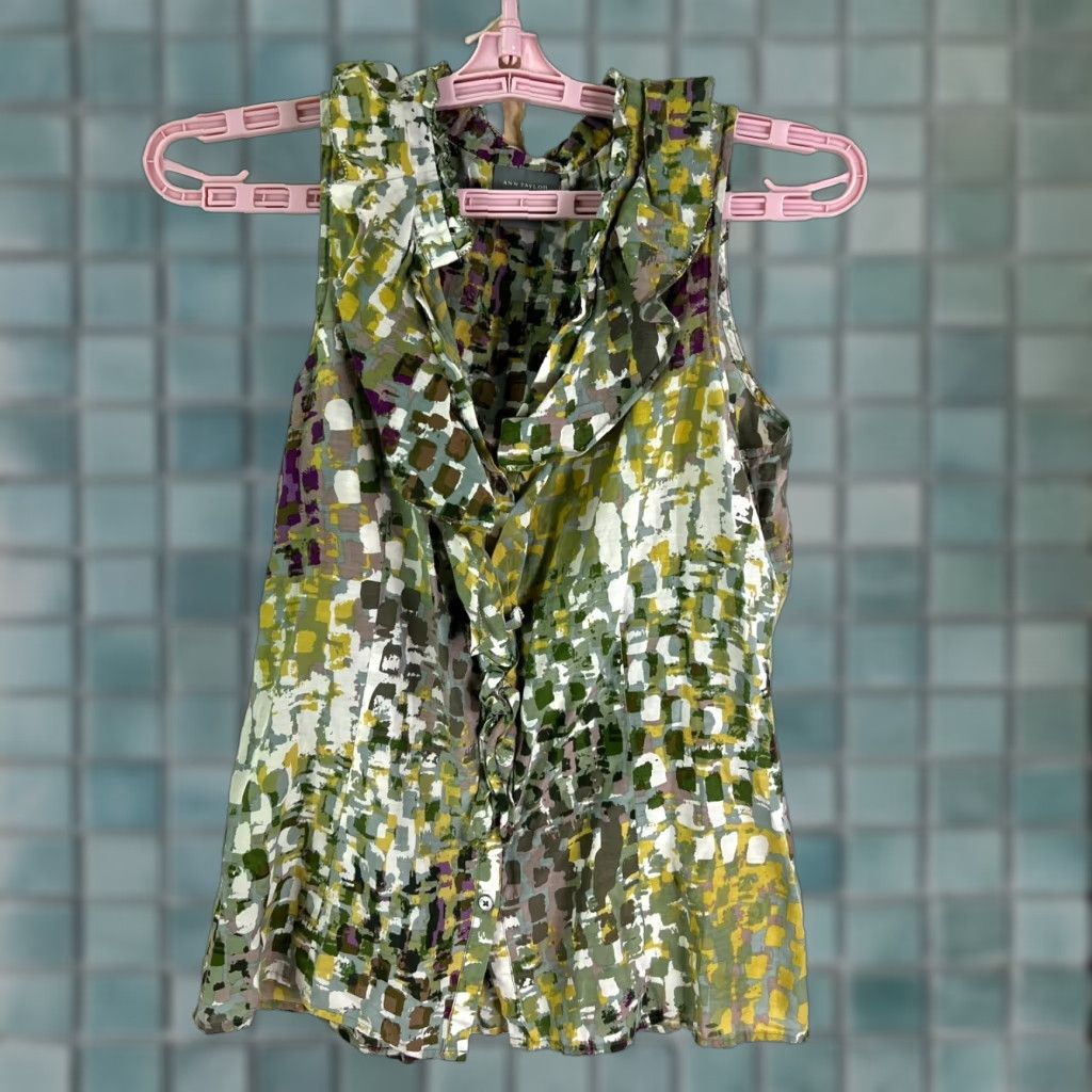 Vintage Ann Taylor Silk Blend Geometric Ruffled Button-Up Blouse Womens Size 4 Green Size S / US 4 / IT 40 - 1 Thumbnail
