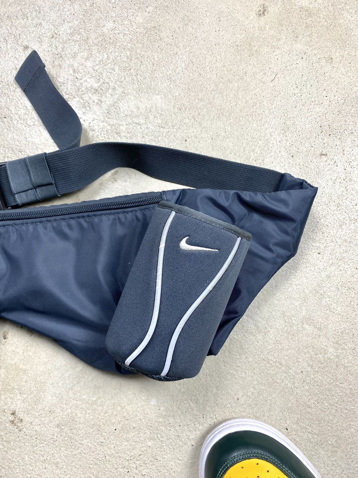 Nike Y2K Vintage Nike Sling Bag Gorpcore Hype Size ONE SIZE - 2 Thumbnail