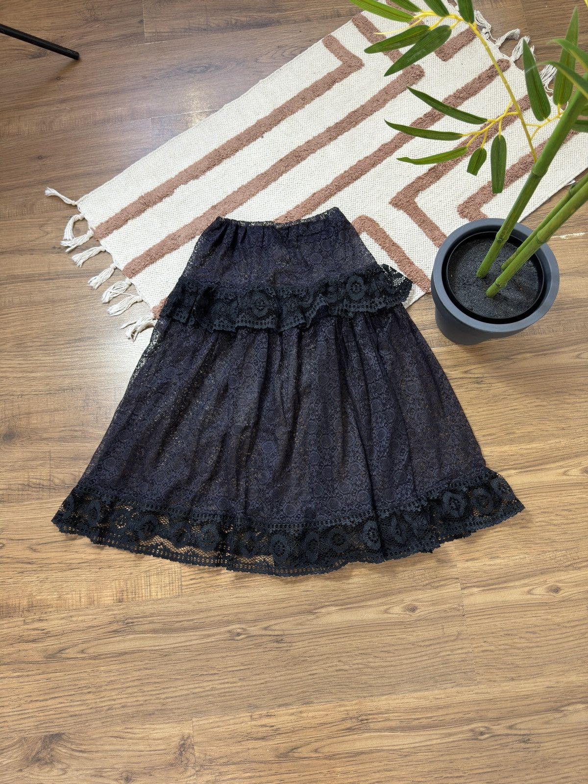 Vintage GUIPURE LACE RUCHES MESH TIE MAXI SKIRT Size 28" / US 6 / IT 42 - 1 Thumbnail