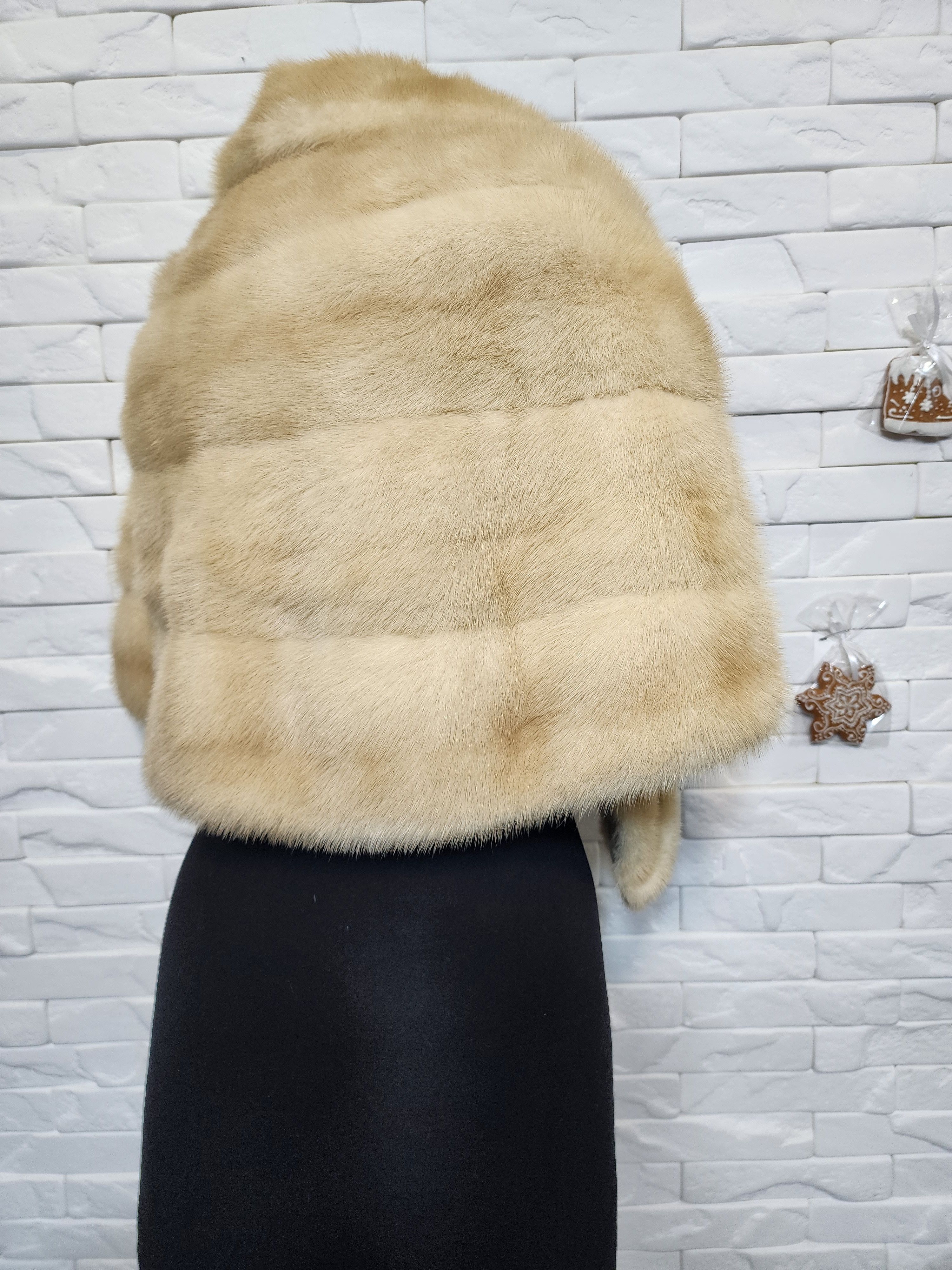 Uniqlo Vintage Fur Cape: Undyed Brown, Size S-L Size M / US 6-8 / IT 42-44 - 5 Thumbnail