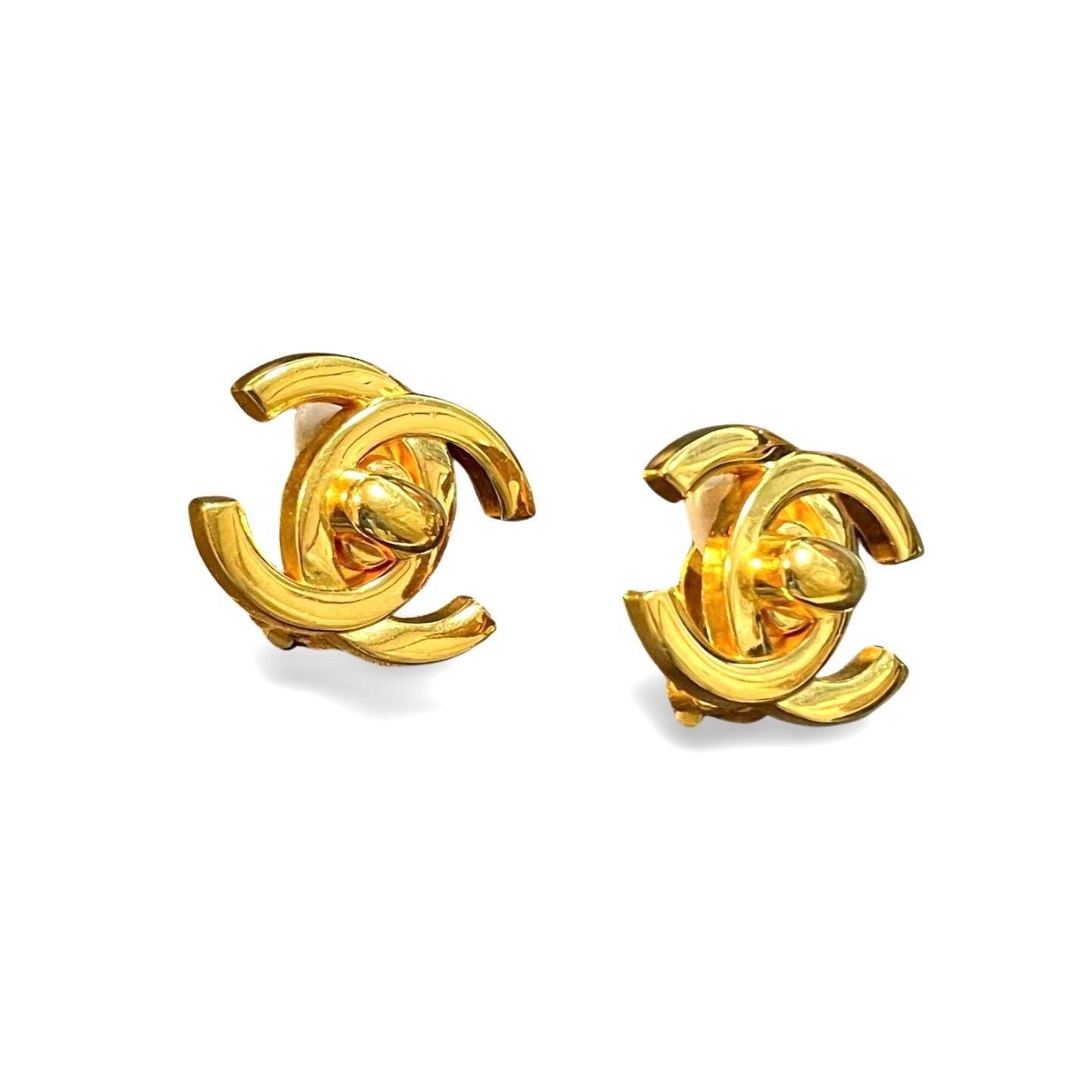 Chanel Vintage CHANEL golden turn lock CC earrings. Very classic an Size ONE SIZE - 3 Thumbnail