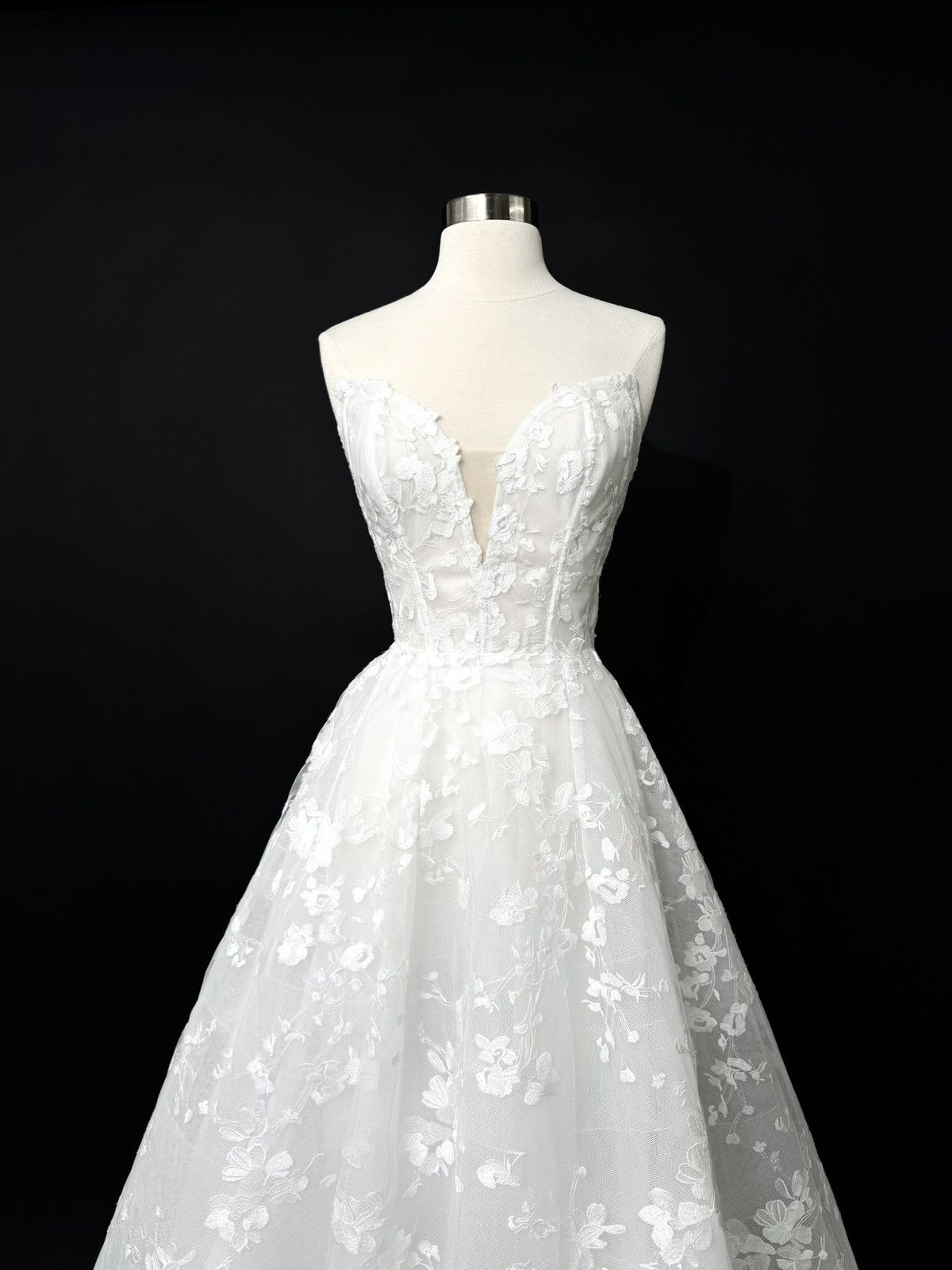 Other Preloved US 4 Anna Augusta Embroidery lace Bridal Gown Size S / US 4 / IT 40 - 3 Thumbnail