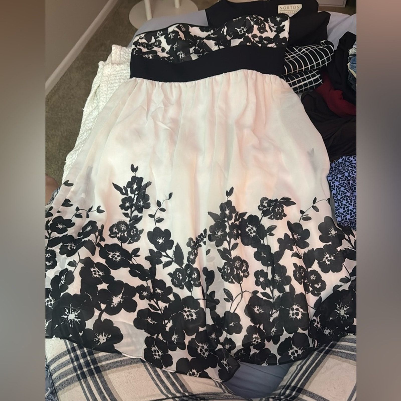 White House Black Market White House Black Market Strapless Dress Black Floral Design Size M / US 6-8 / IT 42-44 - 1 Preview