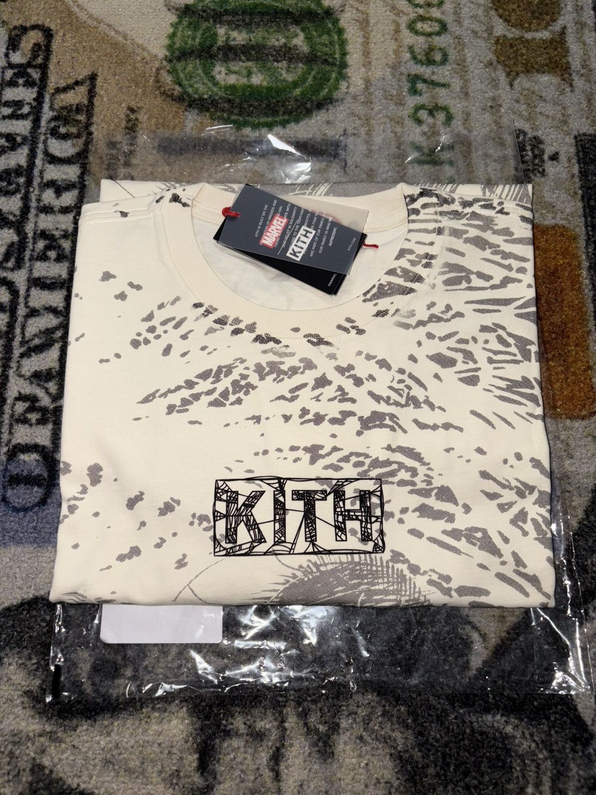 KITH MARVEL SPIDERMAN AOP VINTAGE JONES TEE - SANDRIFT Short  display picture 1