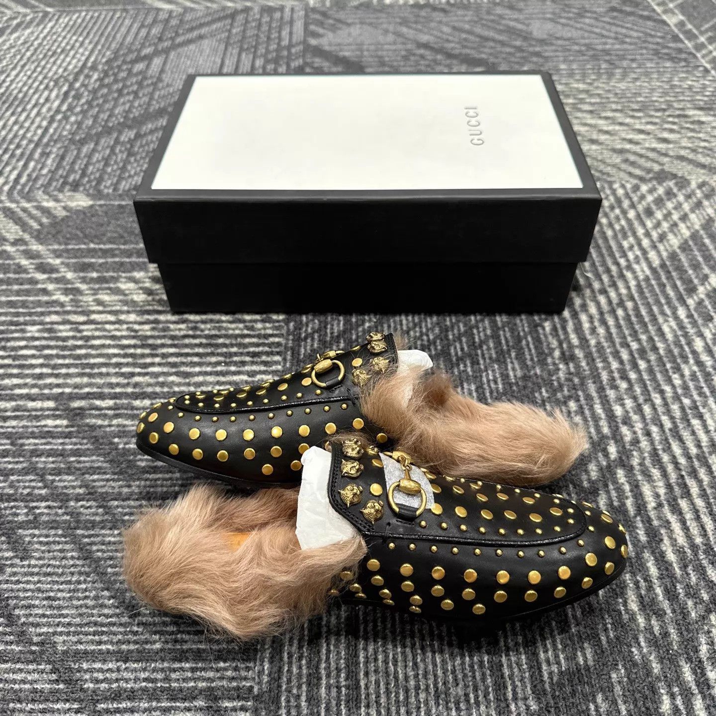 Gucci Gucci Studded Fur Slides 37.5 Size US 7 / IT 37 - 5 Thumbnail