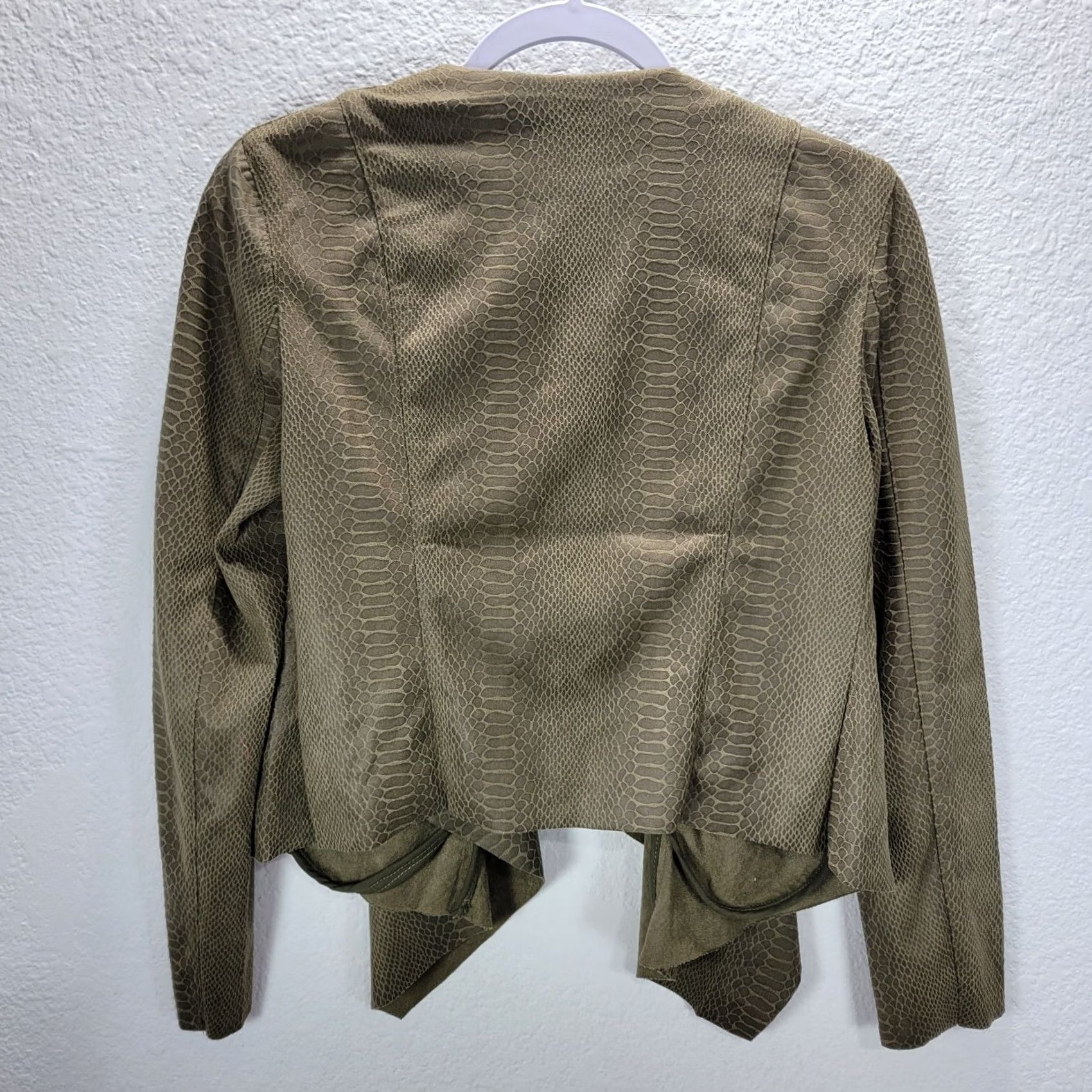 Vintage BLANKNYC Olive Green Faux Suede Snake Print Open Front Drape Jacket XS Women Open Front Blazer Shirt? Size XS / US 0-2 / IT 36-38 - 5 Thumbnail