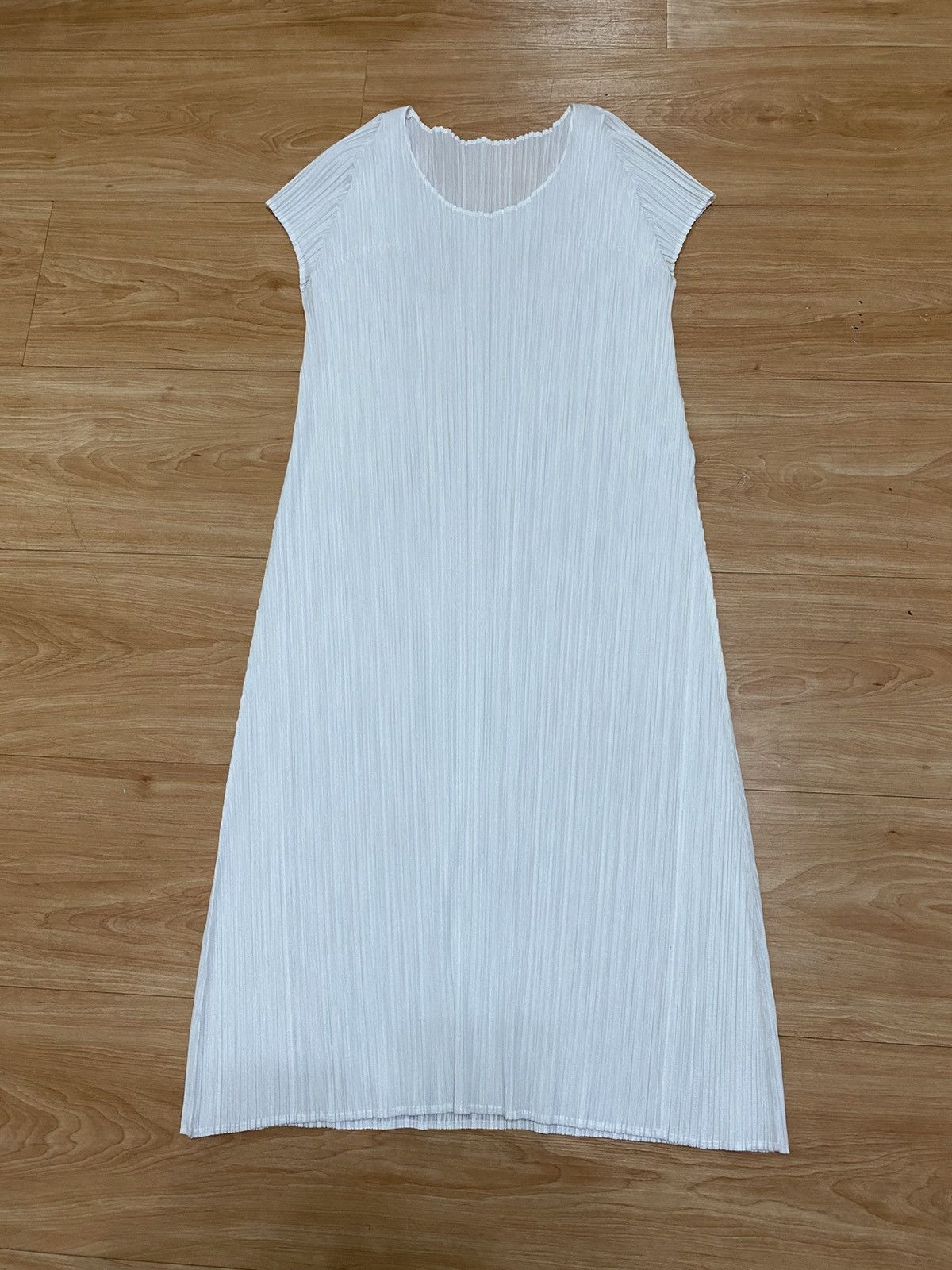 Pleats Please Issey Miyake 🔥STUNNING🔥PLEATS PLEASE ISSEY MIYAKE WHITE DRESS SLEEVELESS Size ONE SIZE - 2 Thumbnail