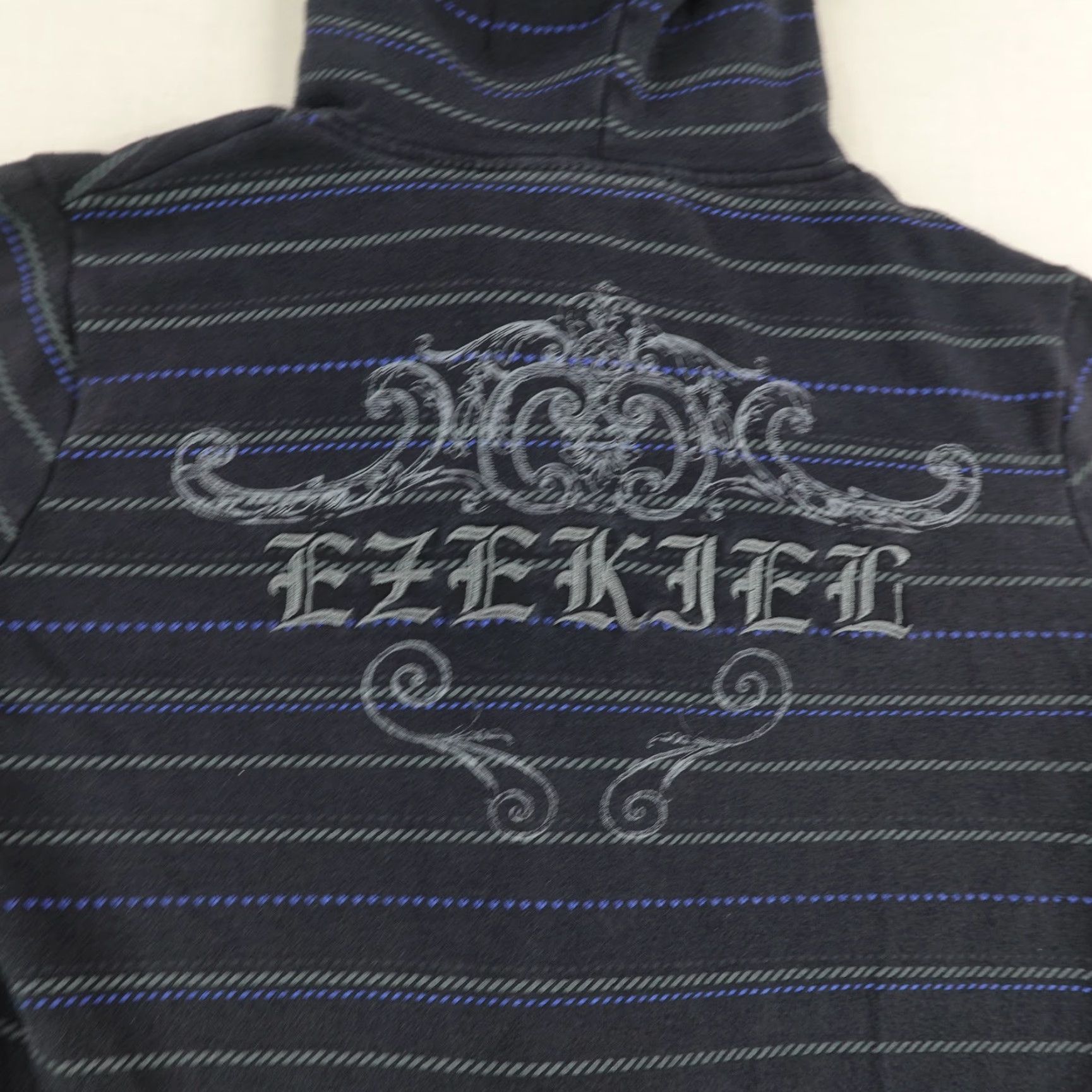 Vintage Vintage Ezekiel Hoodie Womens Small Black Blue Stripes Sweatshirt Full Zip Y2K Size S / US 4 / IT 40 - 7 Thumbnail