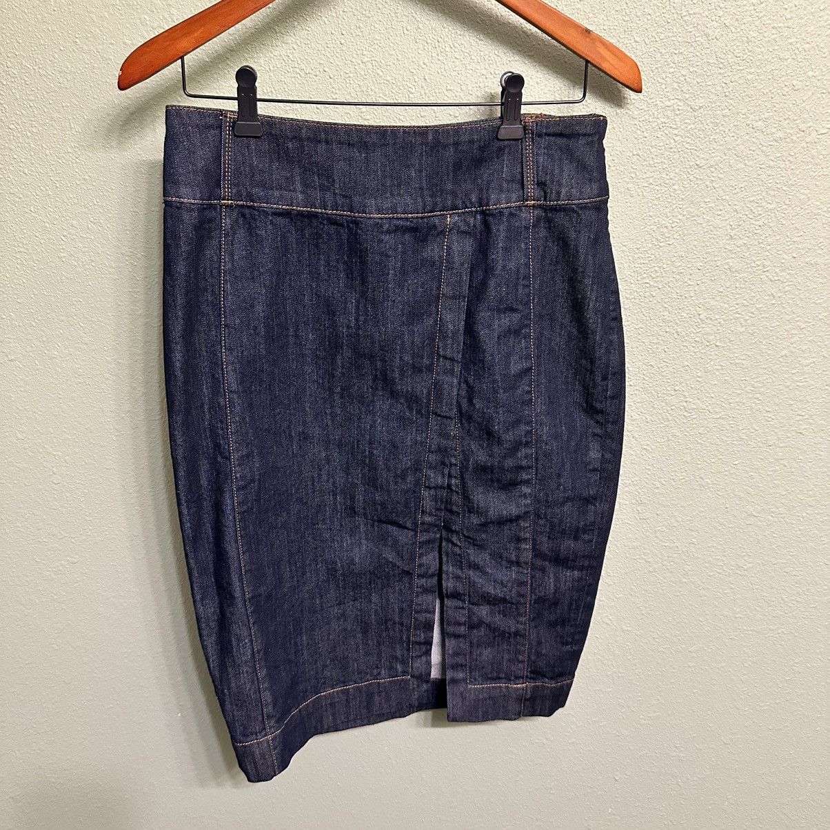 White House Black Market White House Black Market Dark Wash Denim Pencil Skirt Size 30" / US 8 / IT 44 - 1 Thumbnail