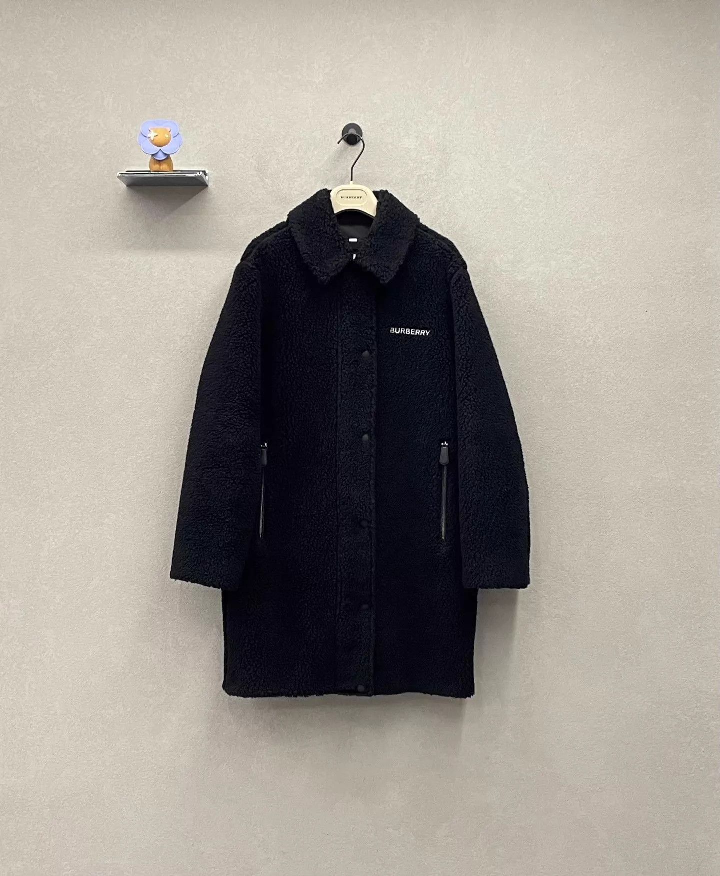 Burberry BURBERRY Lamb Fleece Mid-Length Cute Coat 36 Size S / US 4 / IT 40 - 1 Thumbnail