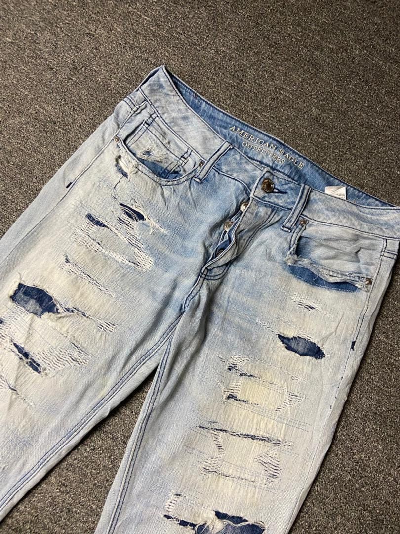 American Eagle Outfitters American Eagle Outfitters Distressed Ripped Jeans (175) Size US 31 - 8 Thumbnail