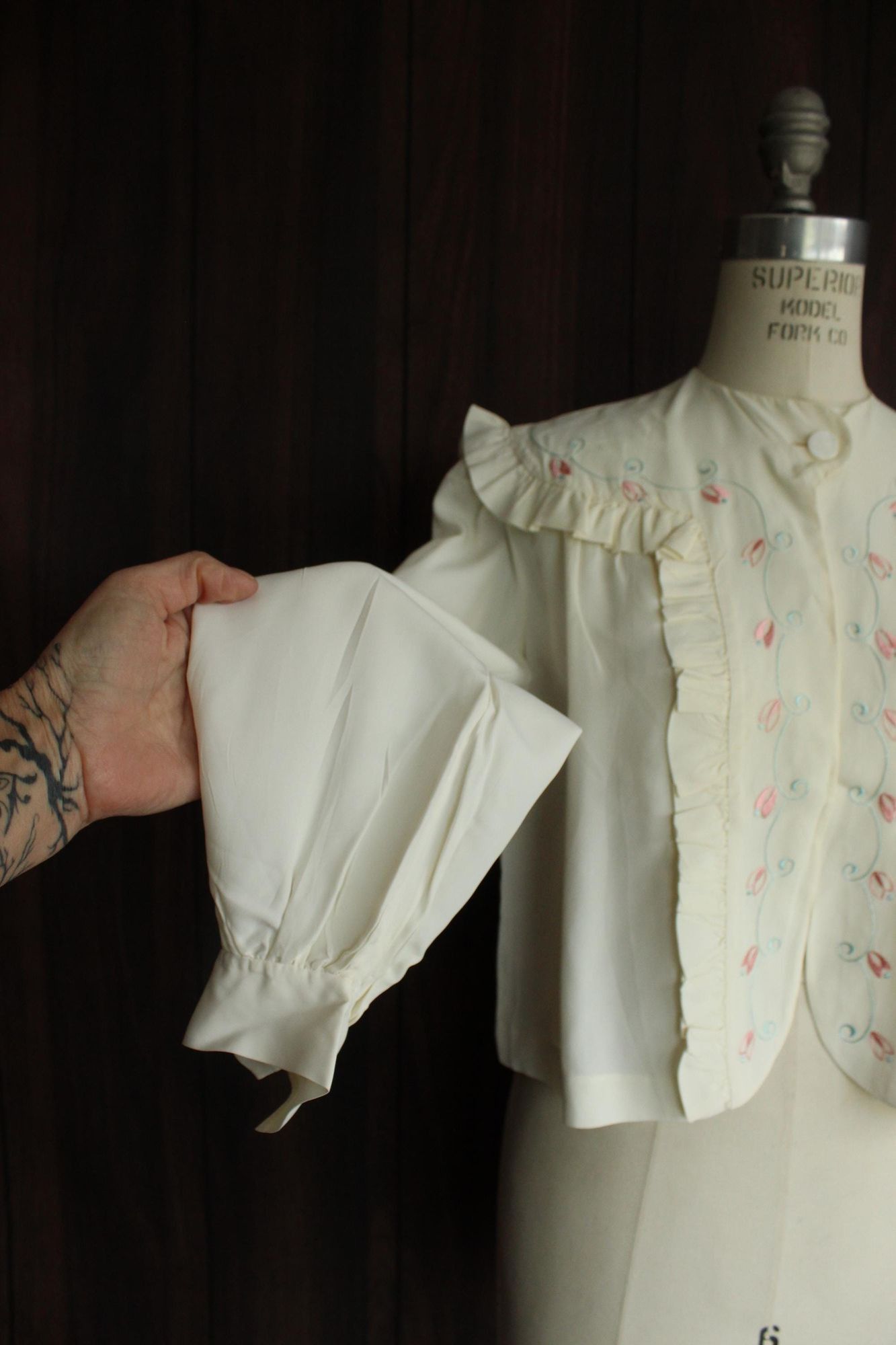 Vintage Vintage 1940s Bed Jacket, Winter White Rayon with Blue and P Size ONE SIZE - 4 Thumbnail