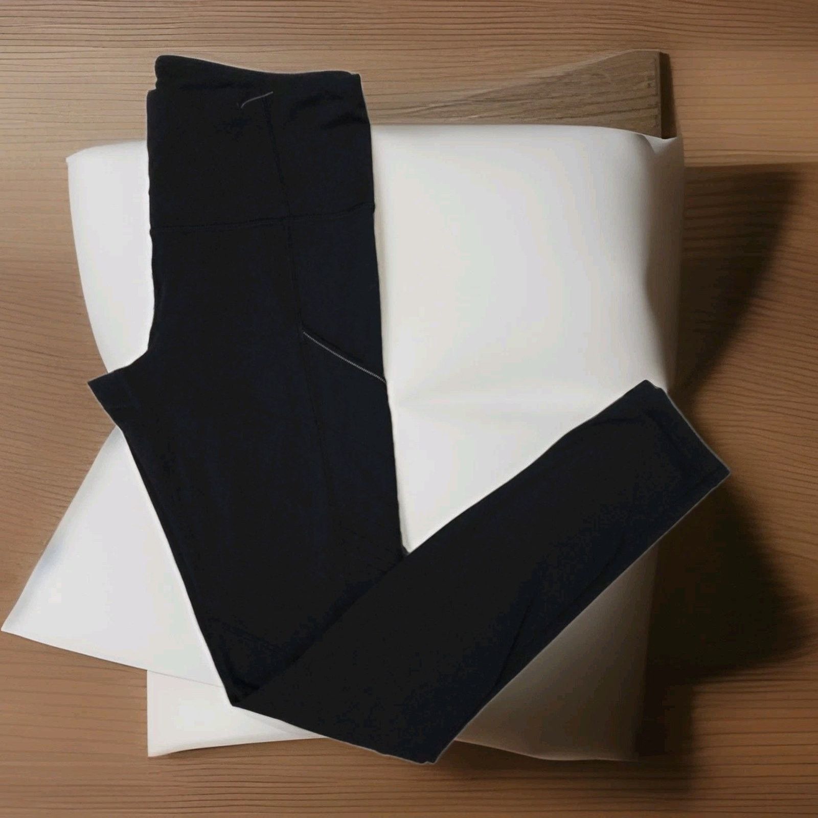 Lululemon Lululemon Invigorate High-Rise Logo Back Zip Legging Size 26 Size 28" / US 6 / IT 42 - 3 Thumbnail