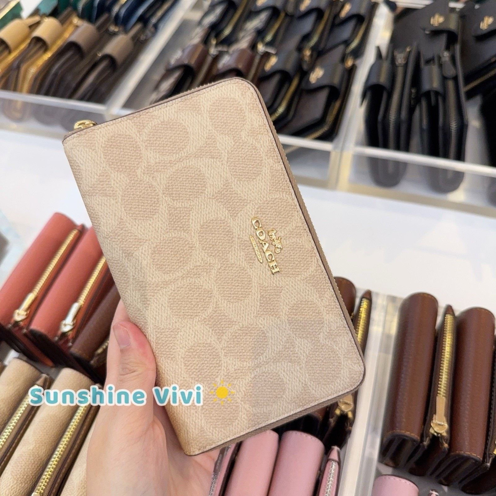 Coach NWT Coach Medium Id Zip Wallet CW781 Gold/Sand/Chalk Size ONE SIZE - 1 Thumbnail