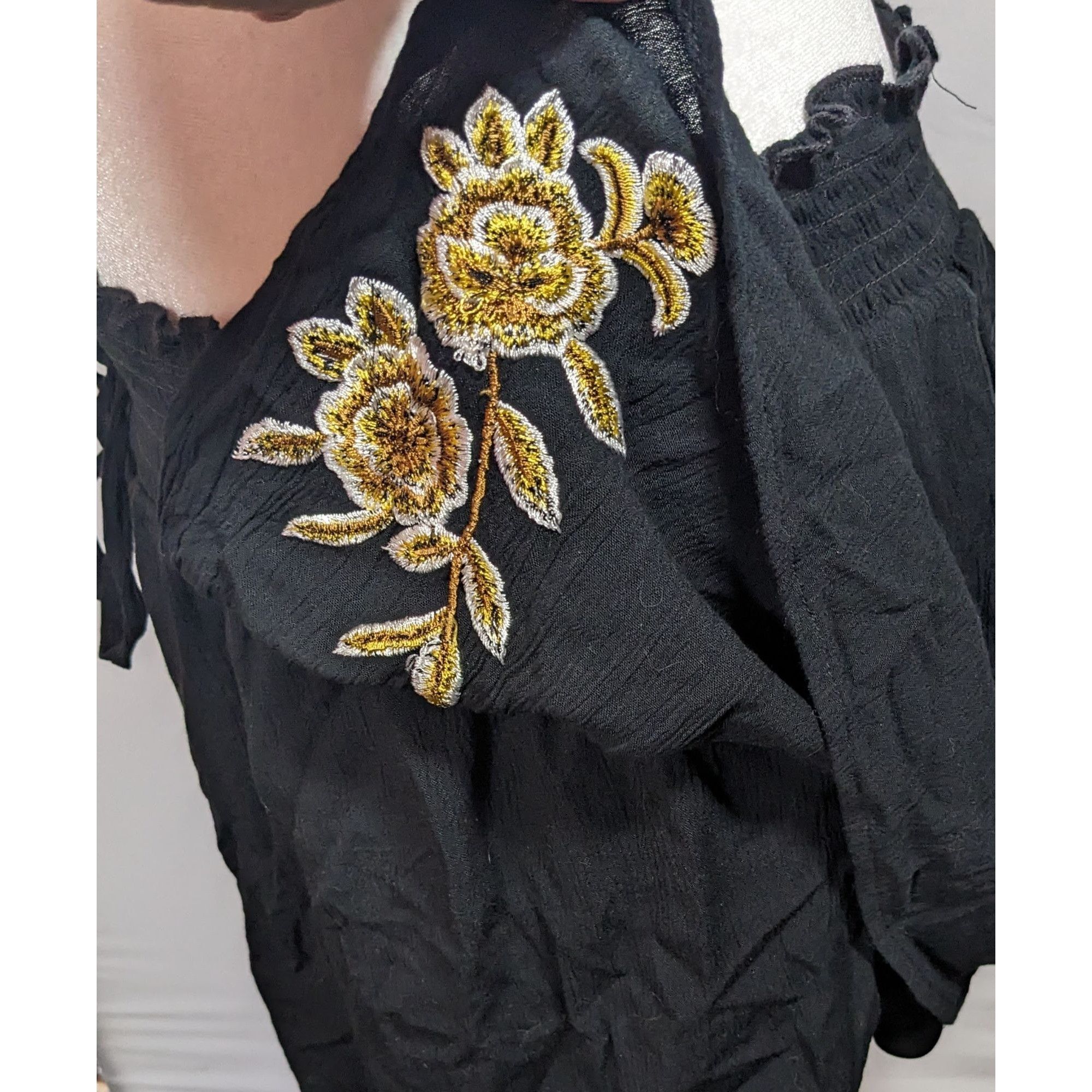 Kendall And Kylie Kendall & Kylie Black Shorts With Gold Floral Embroidery Size 32" / US 10 / IT 46 - 10 Thumbnail