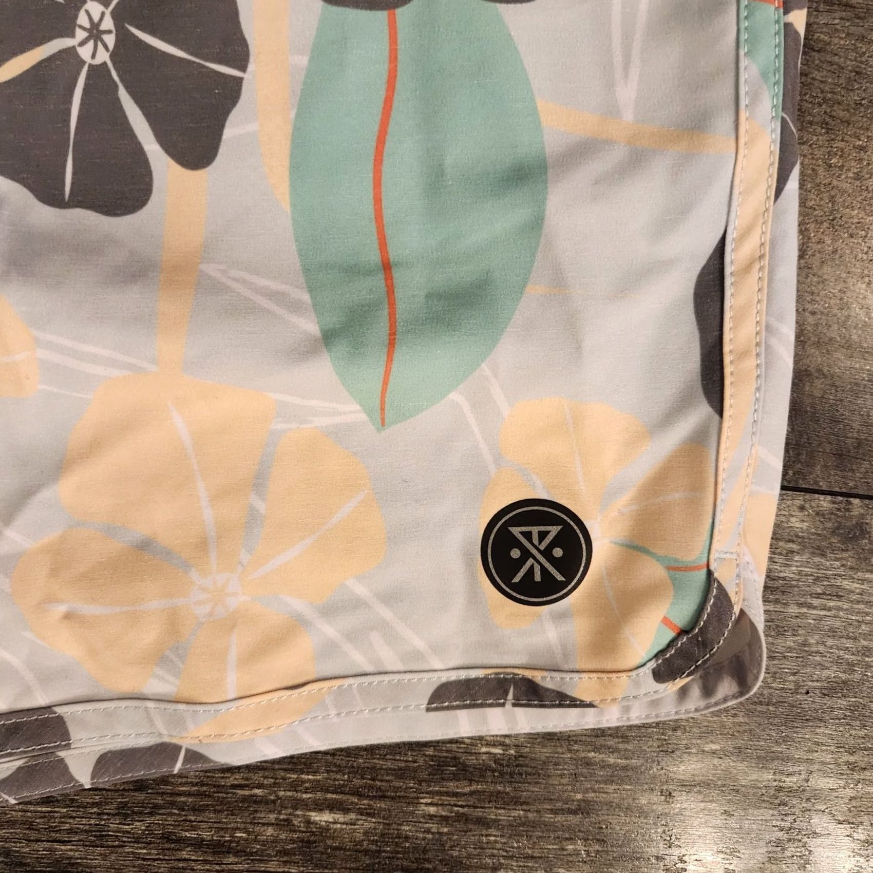 Roark Roark The Chiller Board Shorts Mens 36 Swim Bottom Hawaiian AOP Floral Multicolor Beach Lifeguard Recreational Back Pocket Comfortable Fit Mens Size US 36 / EU 52 - 2 Thumbnail
