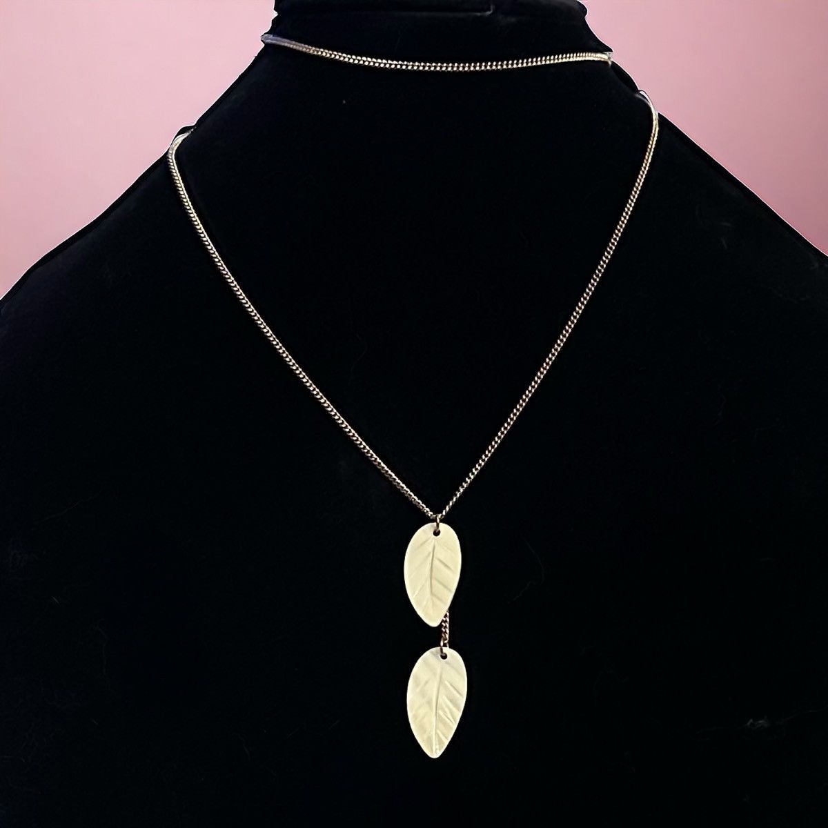 Other Gold tone mother of pearl leaves drop pendant necklace Size ONE SIZE - 1 Thumbnail