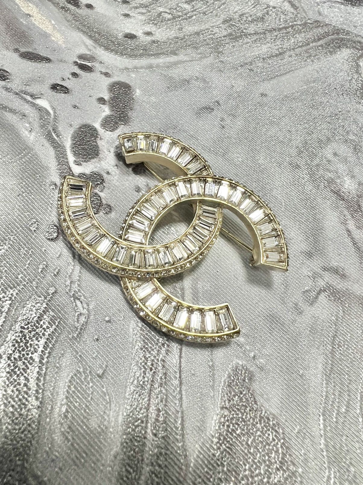 Chanel × Vintage Chanel Gold CC Round Crystal Brooch Size ONE SIZE - 3 Thumbnail