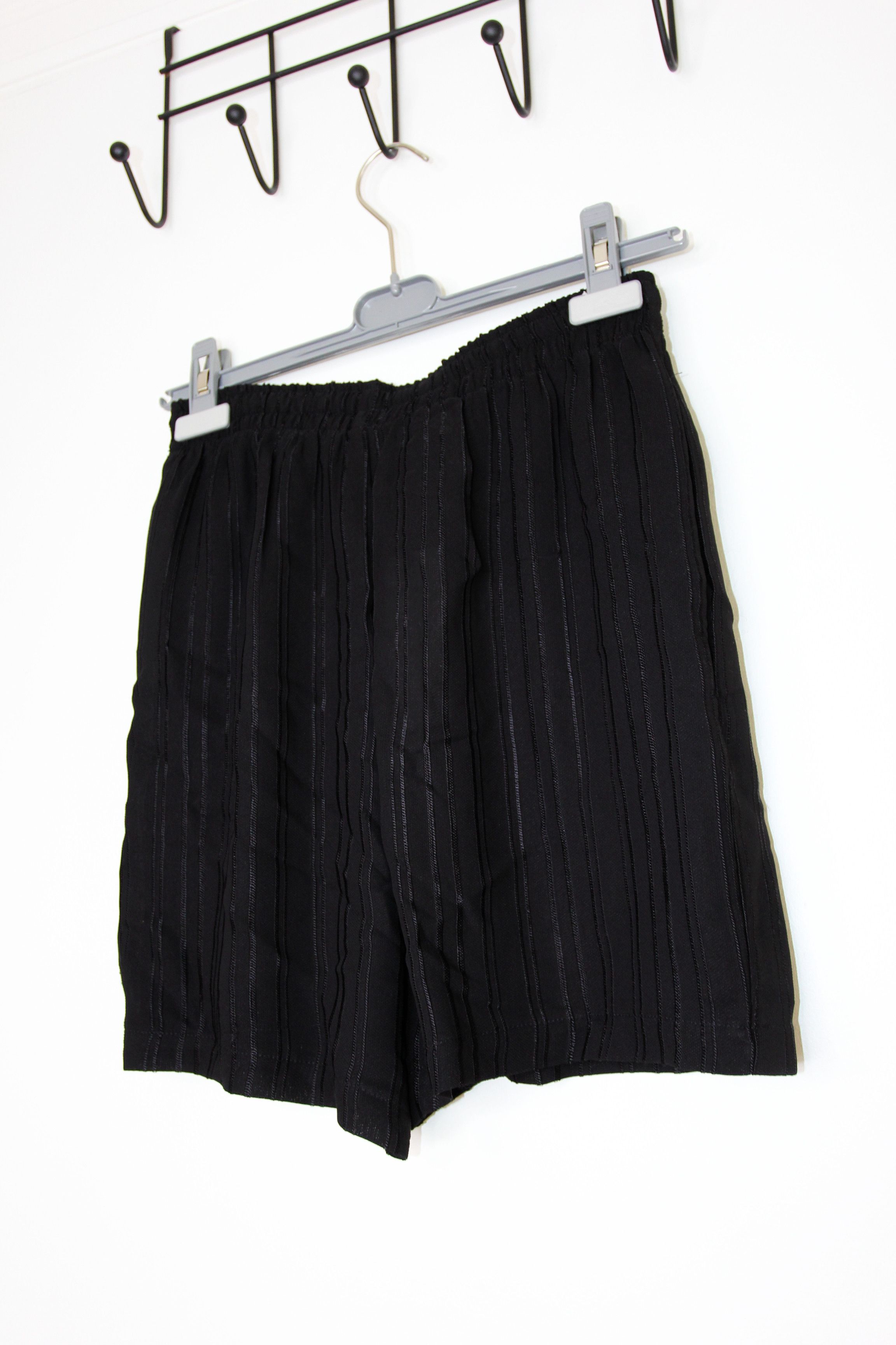 Ernest W. Baker BNWT SS25 ERNEST W. BAKER PIN STRIPE SPORT SHORTS XS Size US 28 / EU 44 - 7 Thumbnail