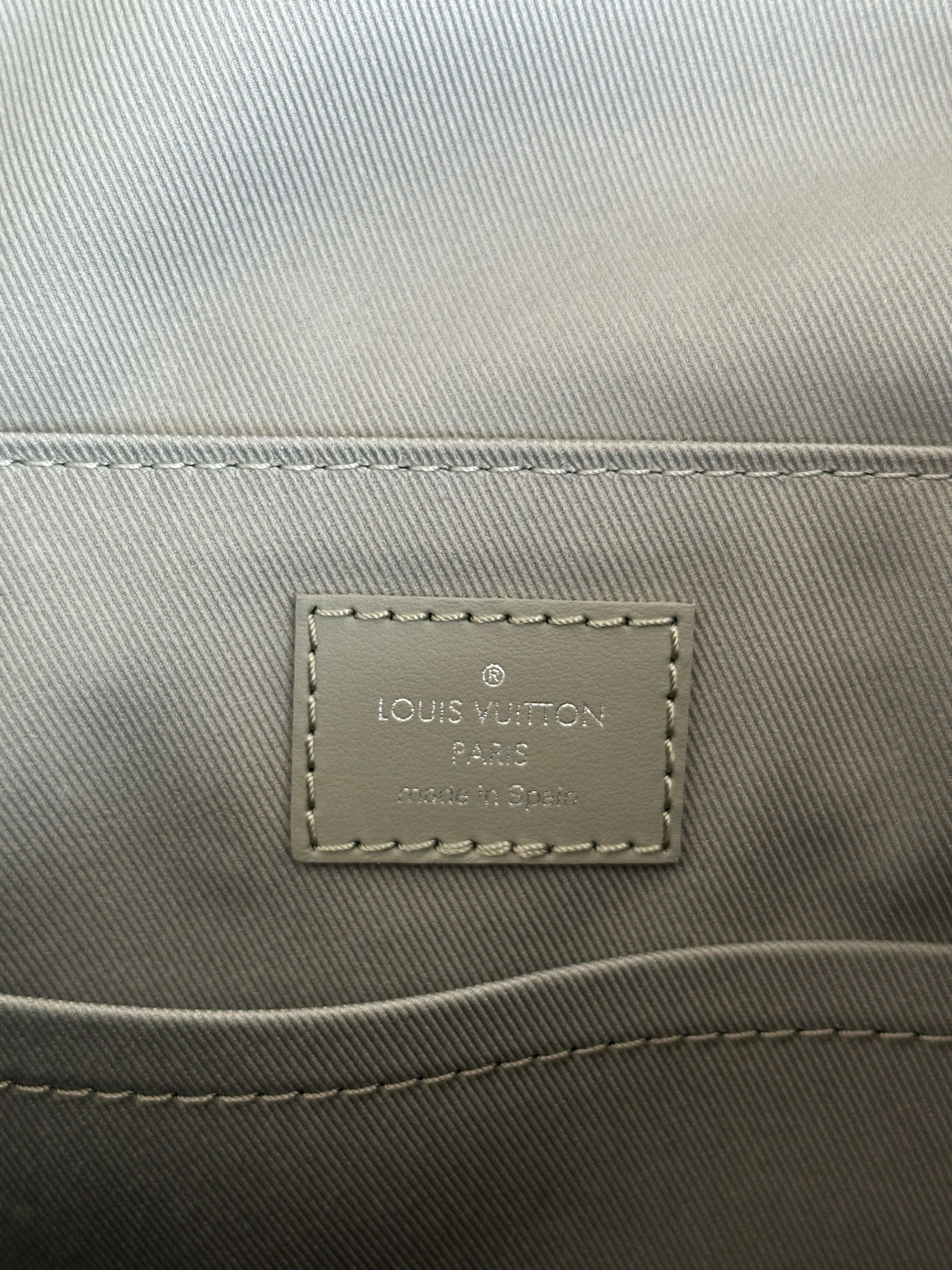 Louis Vuitton Khaki Gradient Monogram PM District Messenger Bag Size ONE SIZE - 4 Thumbnail