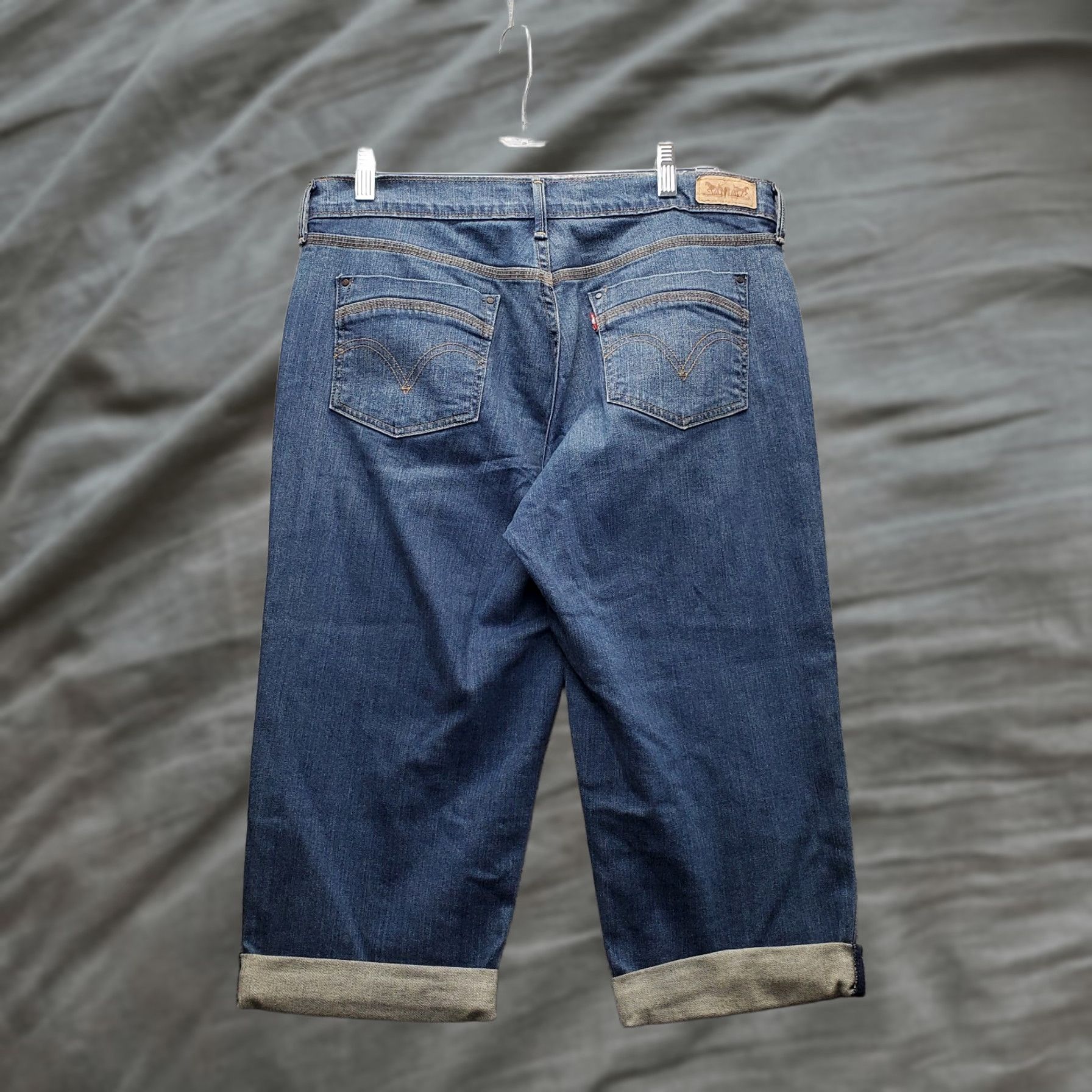 Levi's Levi's Womens Size 10 Blue Denim Capri Jeans Cropped Hem 27" Inseam 17.25" Regular Fit 34" Waist Red Tab Double Stitch Pockets Size 32" / US 10 / IT 46 - 1 Thumbnail