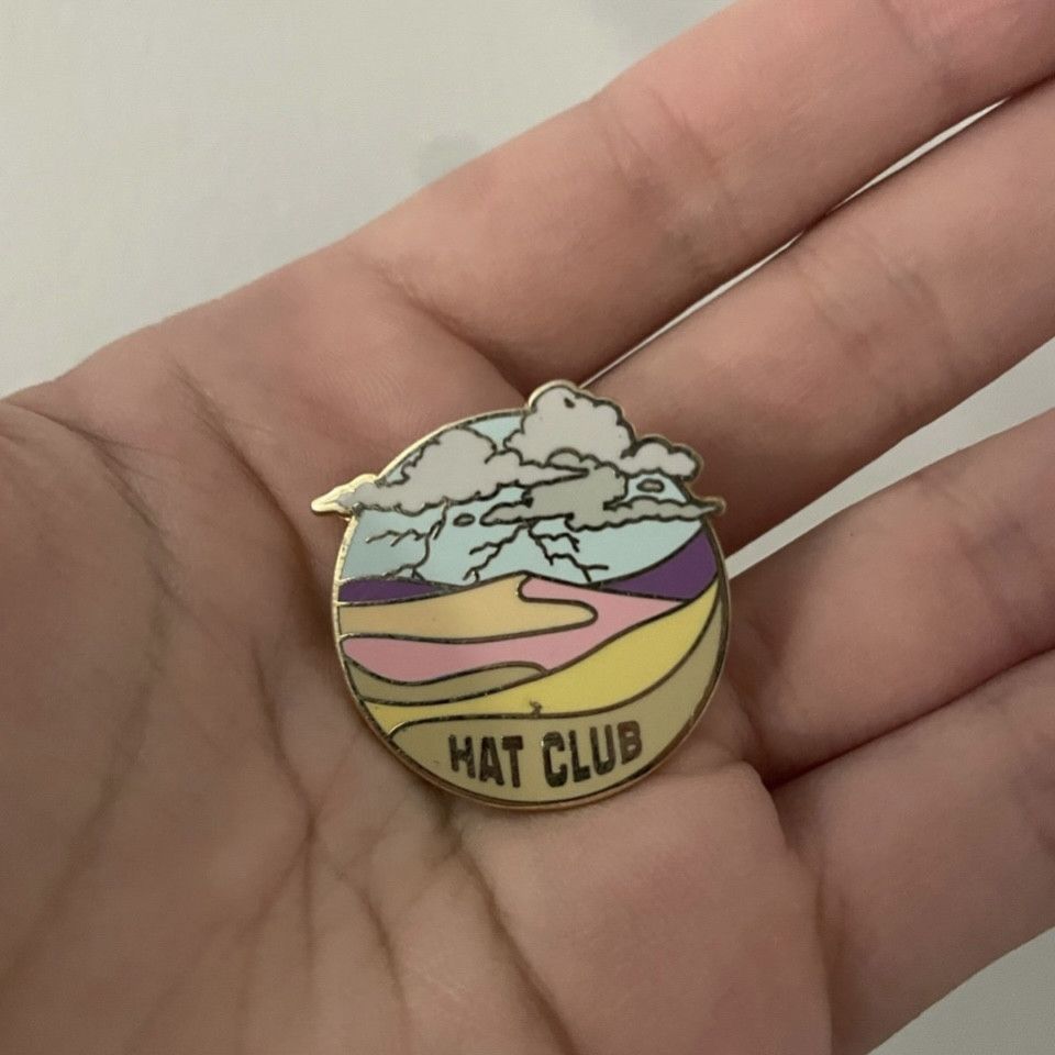 Hat Club Hat club sandstorm pin brand new Size ONE SIZE - 2 Thumbnail