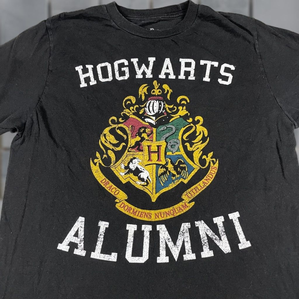 Vintage Hogwarts Potter Harry Potter Tshirt Adult Large Gray Crew Neck Shirt Mens Football Logo Alumni Team Crest Confert Hogwarts Alumni Shirt Gray Size US L / EU 52-54 / 3 - 1 Thumbnail