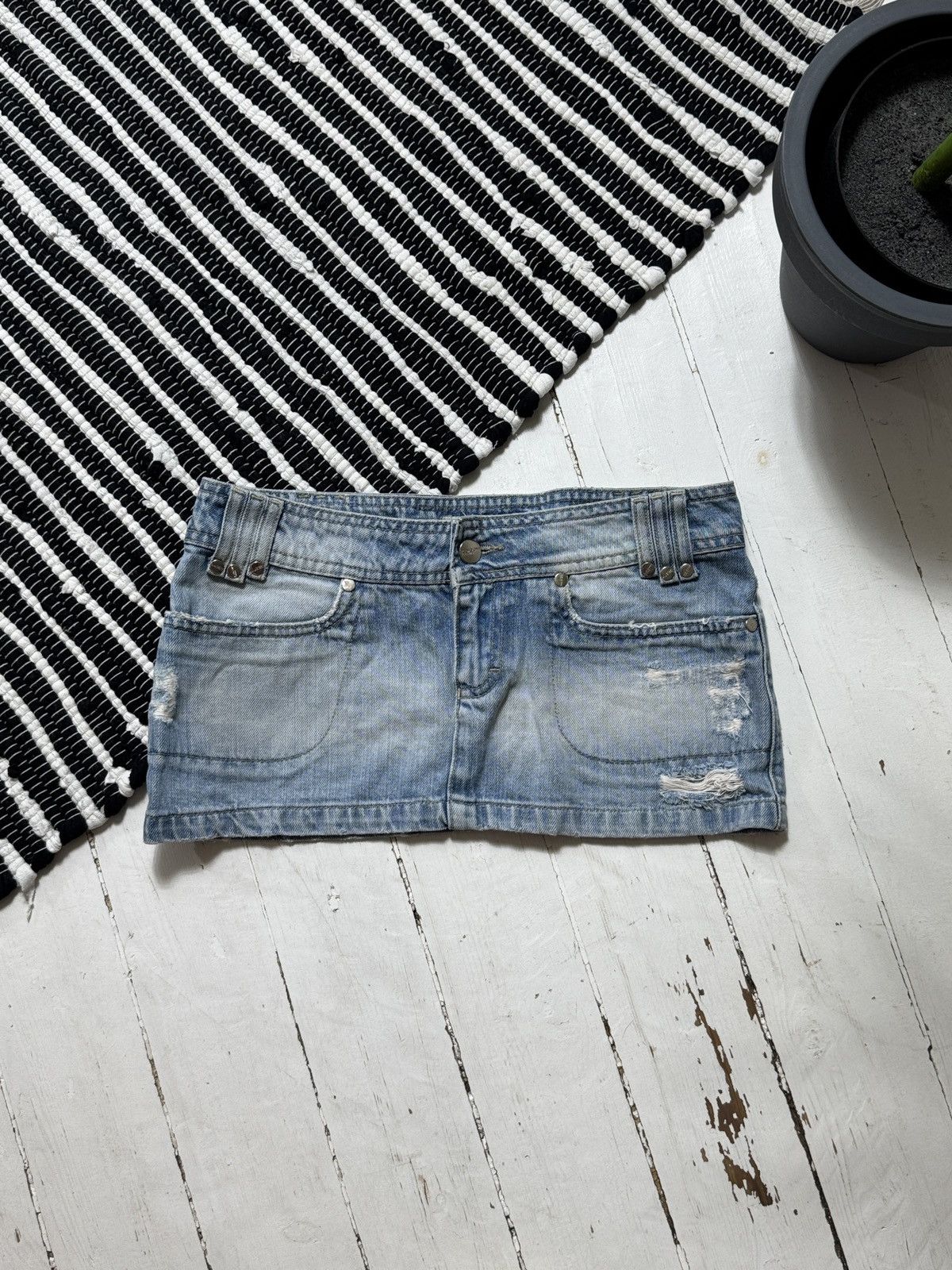 Iceberg VINTAGE ICEBERG 2000s MINI DENIM SKIRT Size 28" / US 6 / IT 42 - 1 Thumbnail