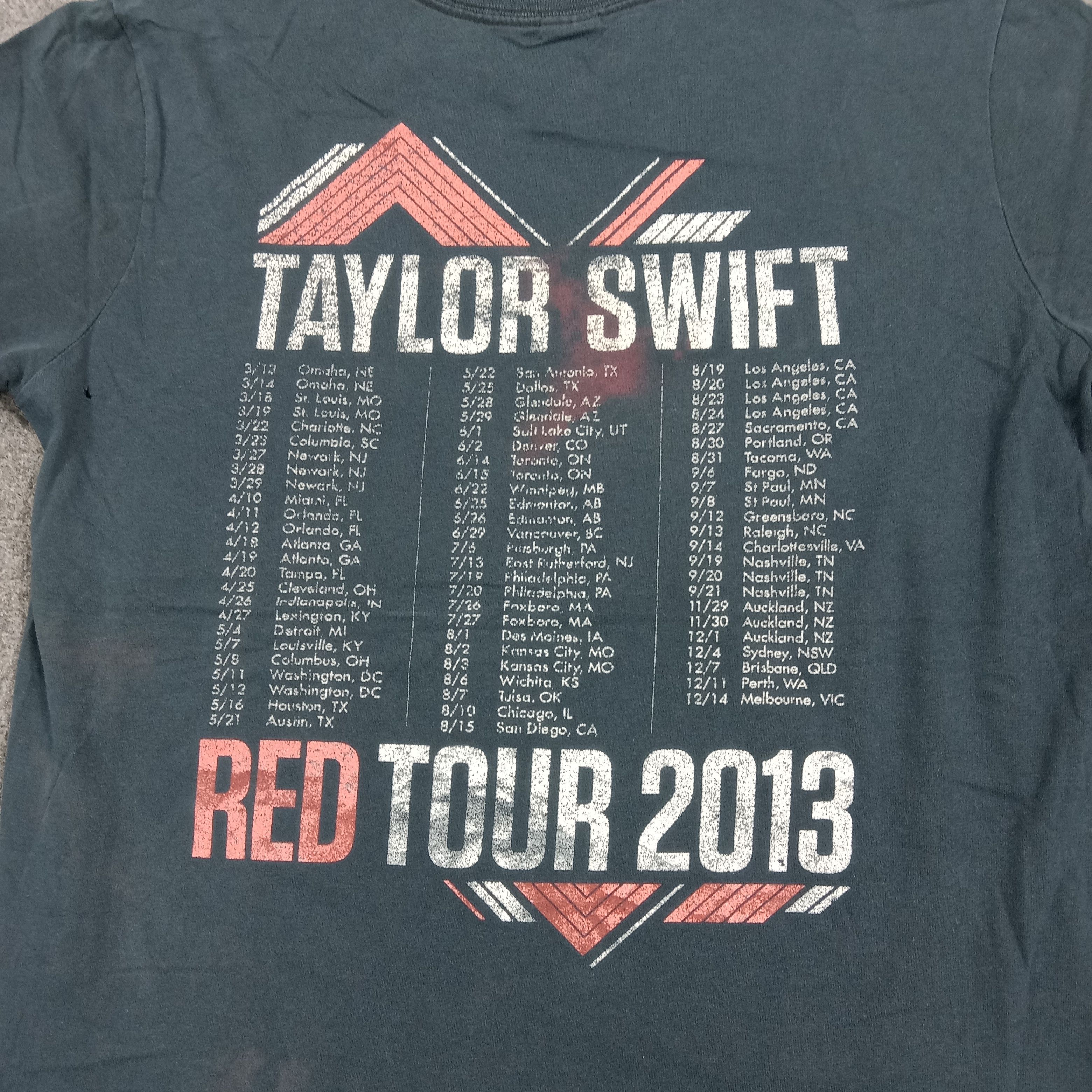Band Tees Taylor Swift American Singer Red Tour 2013 Tshirt C294N31 Size US M / EU 48-50 / 2 - 7 Thumbnail
