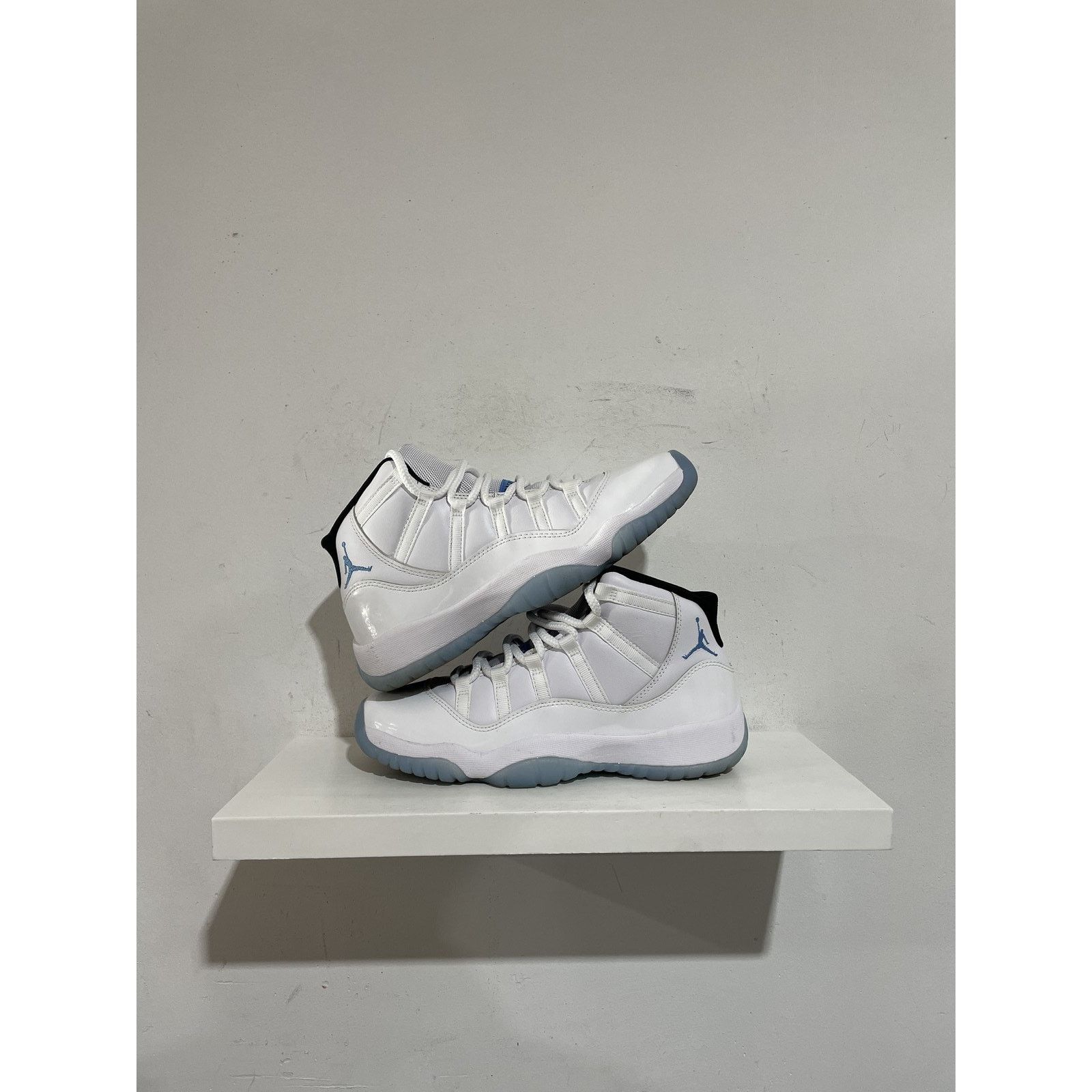 NIKE JORDAN 11 LEGEND BLUE SIZE 6.5 PREOWNED