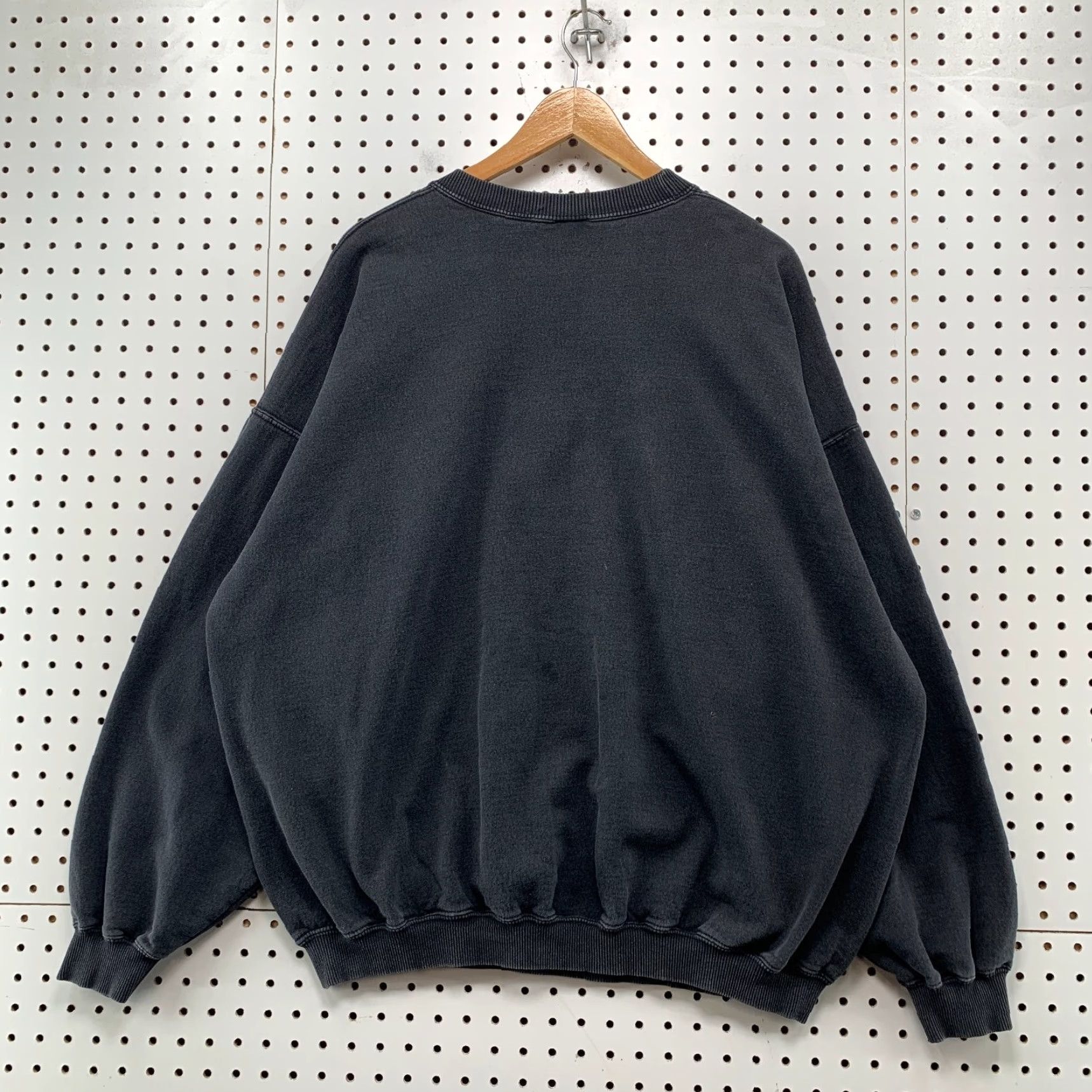 Fruit Of The Loom Vintage Friends TV Show Sweatshirt Mens 2XL Faded Black Embroidered Pullover 90s Size US XXL / EU 58 / 5 - 2 Thumbnail