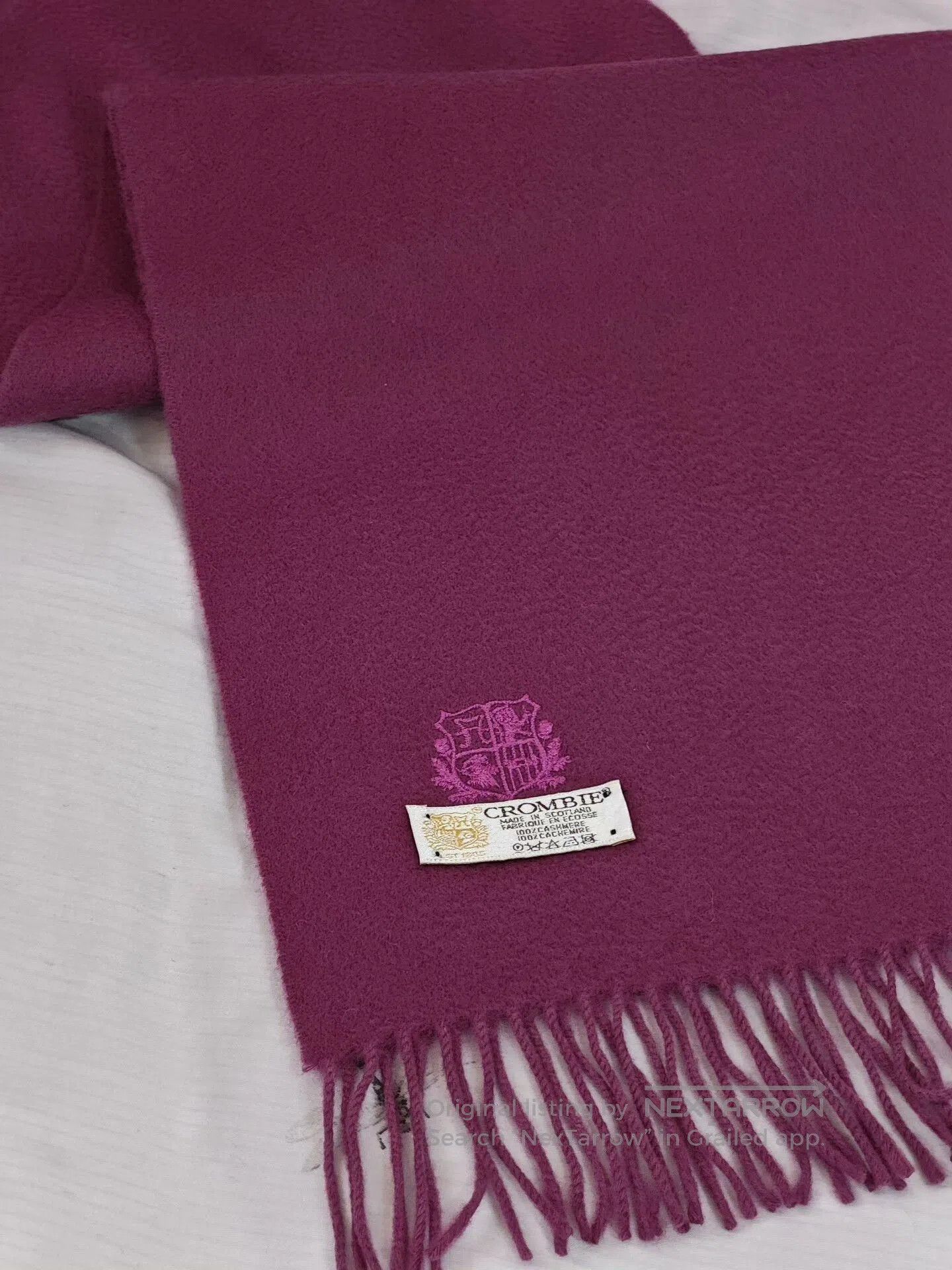 Johnstons Of Elgin Crombie Cashmere Scarf in Magenta. Size ONE SIZE - 3 Thumbnail