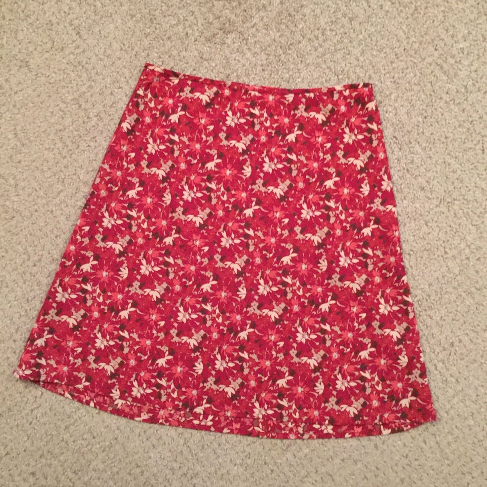 Old Navy Old Navy Skirt Size 6 Red Floral Knee Length Lightweight Unlined Size 28" / US 6 / IT 42 - 2 Thumbnail
