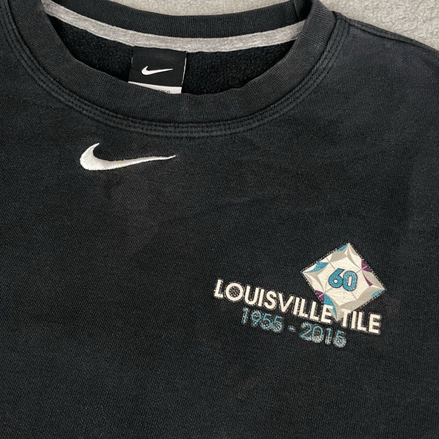 Nike VINTAGE Nike Sweatshirt Mens 2XL Black Center Logo Swoosh Louisville Tile Pullover Logo Sweatshirt Mens XL XXL Size US XXL / EU 58 / 5 - 3 Thumbnail