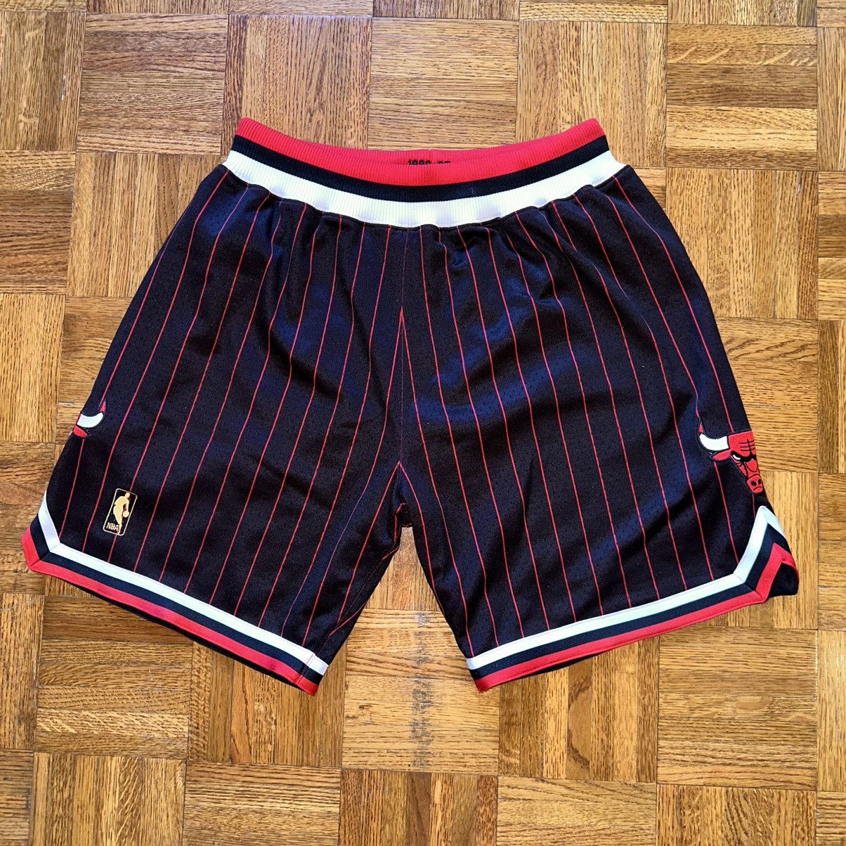 Mitchell & Ness Mitchell & Ness Authentic Chicago Bulls Alt 96/97 sz Med Size US 34 / EU 50 - 1 Thumbnail
