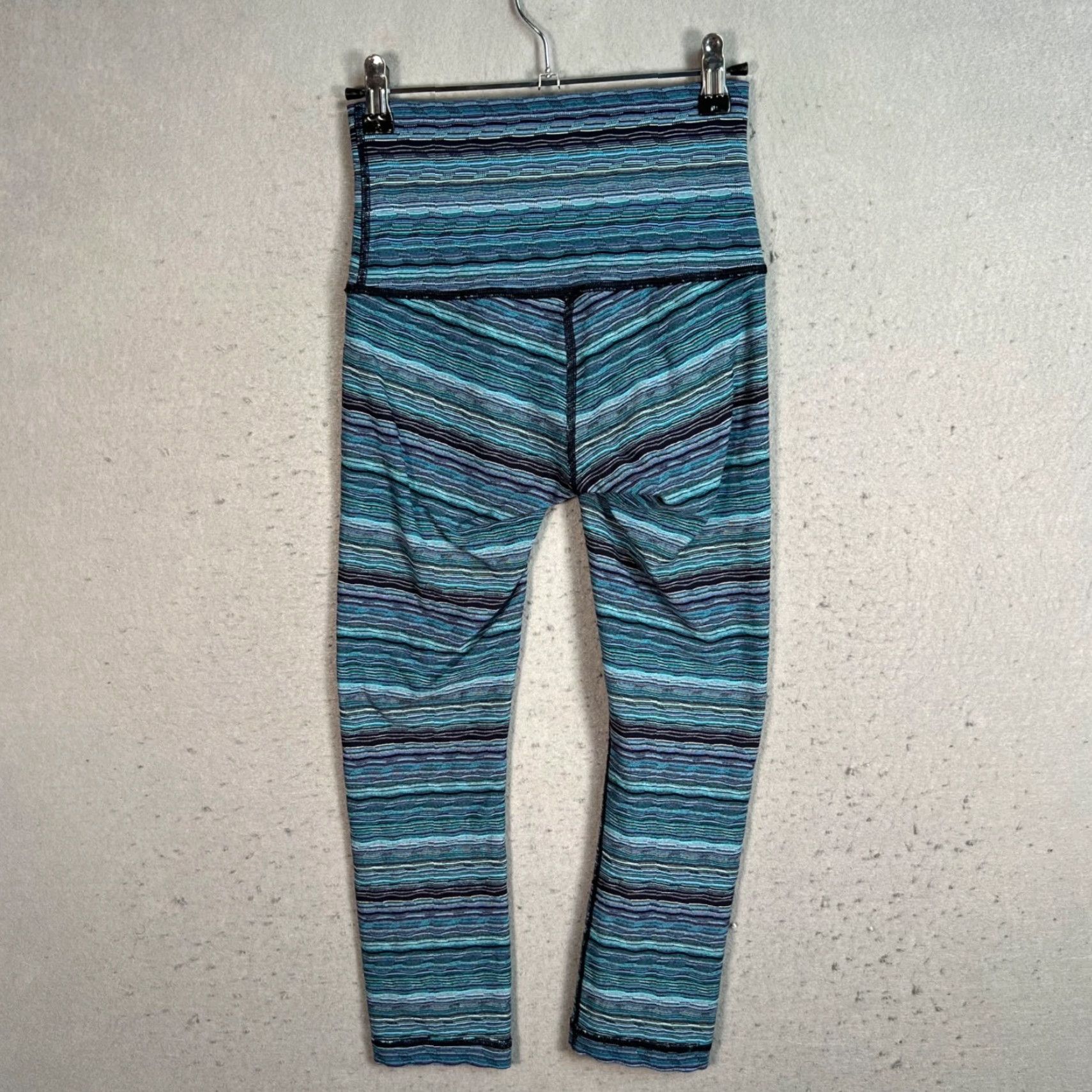 Lululemon Lululemon High-Rise 3/4 Length Leggings Size 4 Blue Stripe Pattern Yoga Pants Size 27" / US 4 / IT 40 - 2 Thumbnail