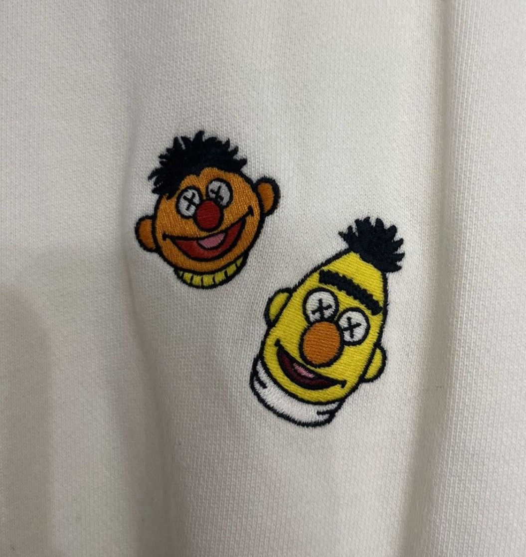 Kaws × Uniqlo DS UNIQLO X KAWS X SESAME STREET BERT AND ERNIE CREWNECK XL Size US XL / EU 56 / 4 - 1 Thumbnail
