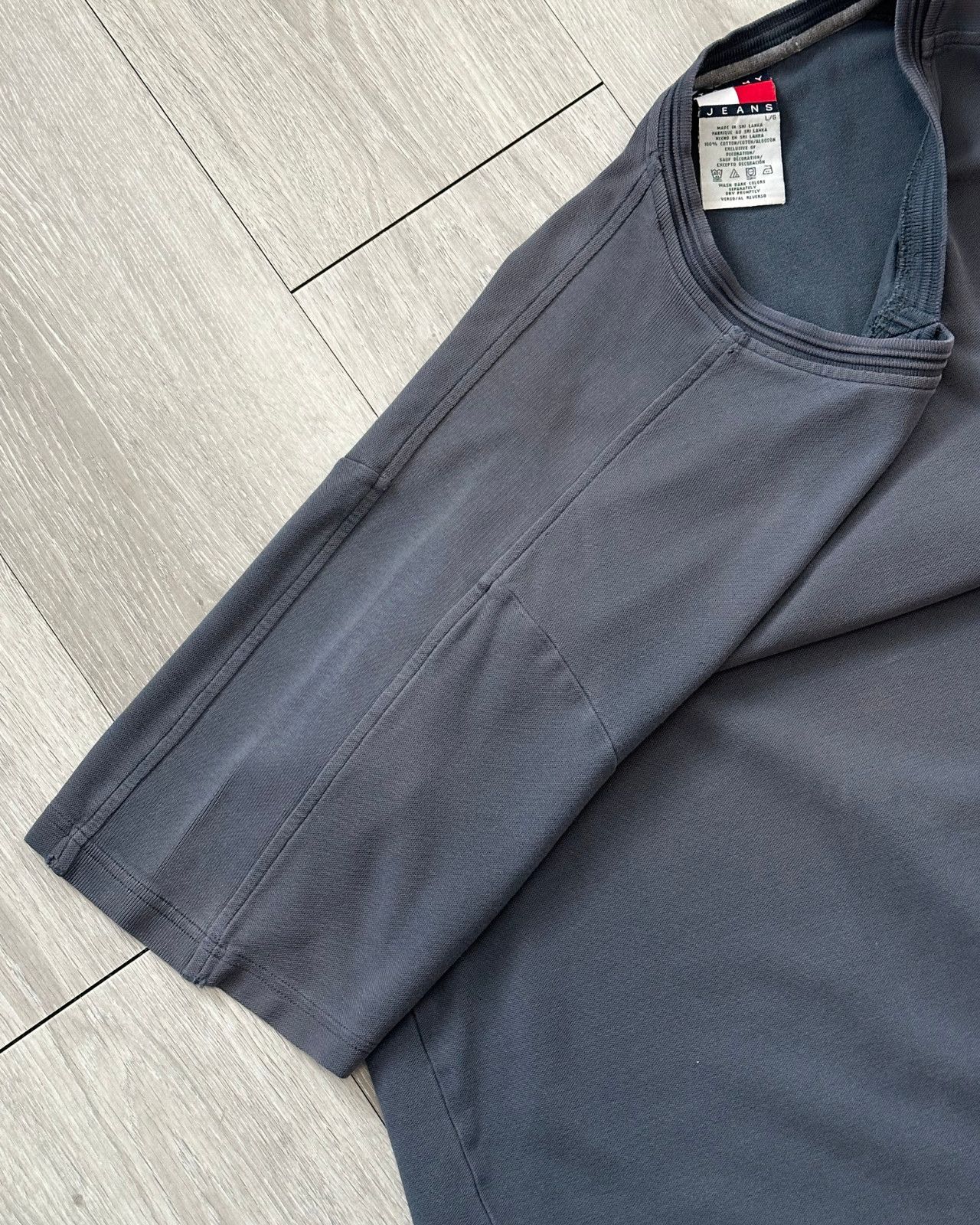 Tommy Hilfiger Vintage Tommy Hilfiger Gray V-Neck T-Shirt - Size Large Size US L / EU 52-54 / 3 - 6 Thumbnail