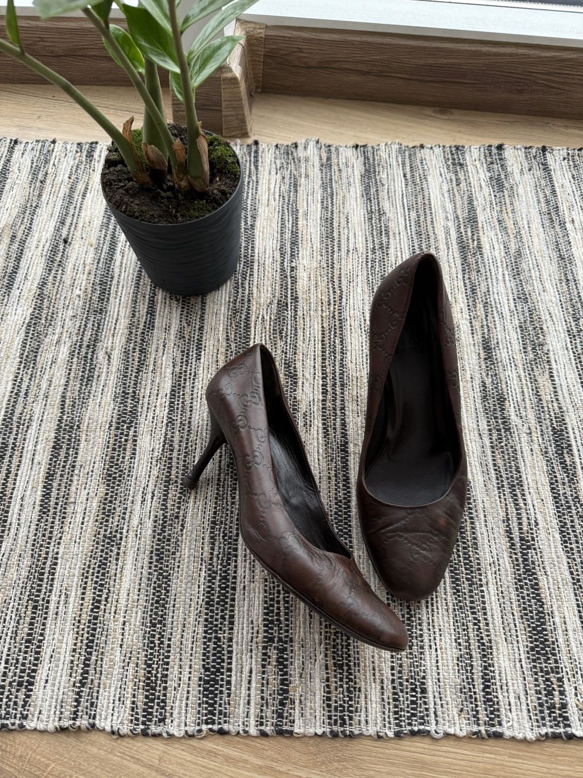 Gucci GUCCI VINTAGE 90s MONOGRAM LEATHER HEELS LOGO EMBOSSED WOMEN Size US 7 / IT 37 - 2 Thumbnail