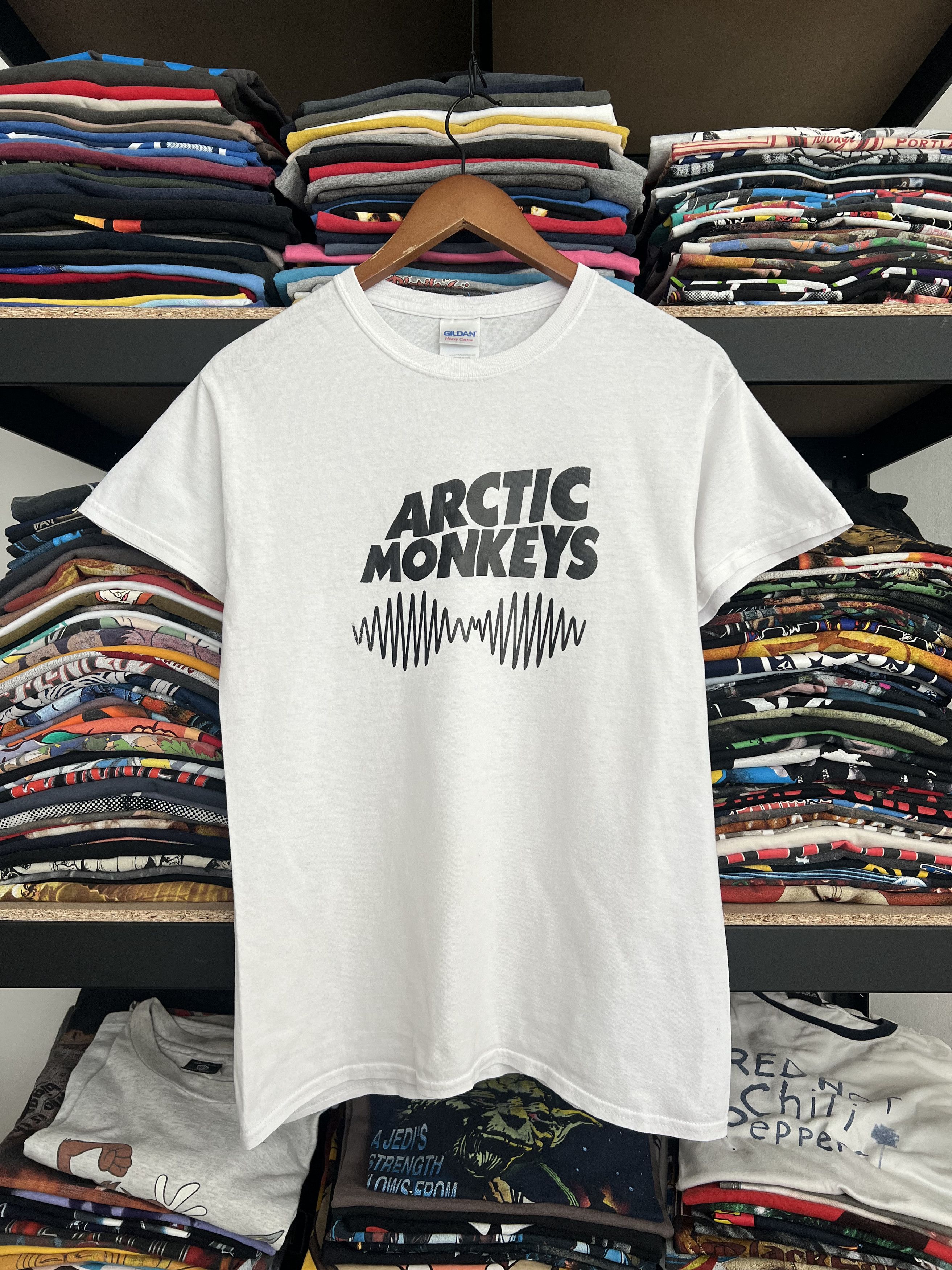 Band Tees Vintage 2000s Arctic Monkeys Rock Band White T-shirt Size US S / EU 44-46 / 1 - 1 Thumbnail