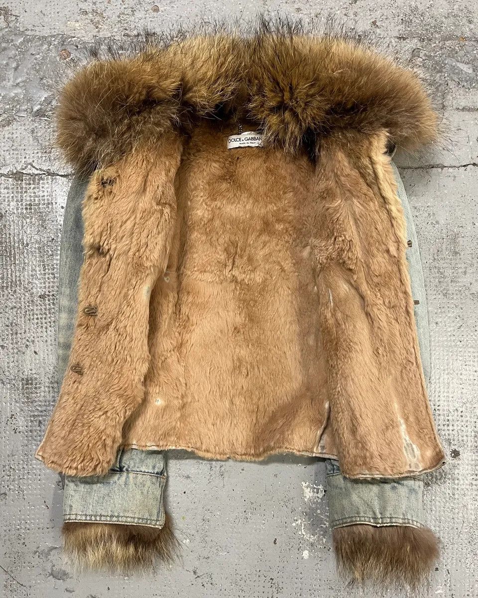 Dolce & Gabbana 2000s Dolce & Gabbana Light Blue Denim Fur-Collar Distressed Denim Jacket Size XS / US 0-2 / IT 36-38 - 7 Thumbnail