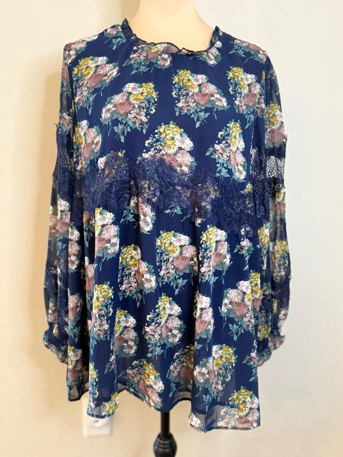Other Suzanne Betro tunic top blue multicolor floral lace SZ LG Size L / US 10 / IT 46 - 1 Thumbnail